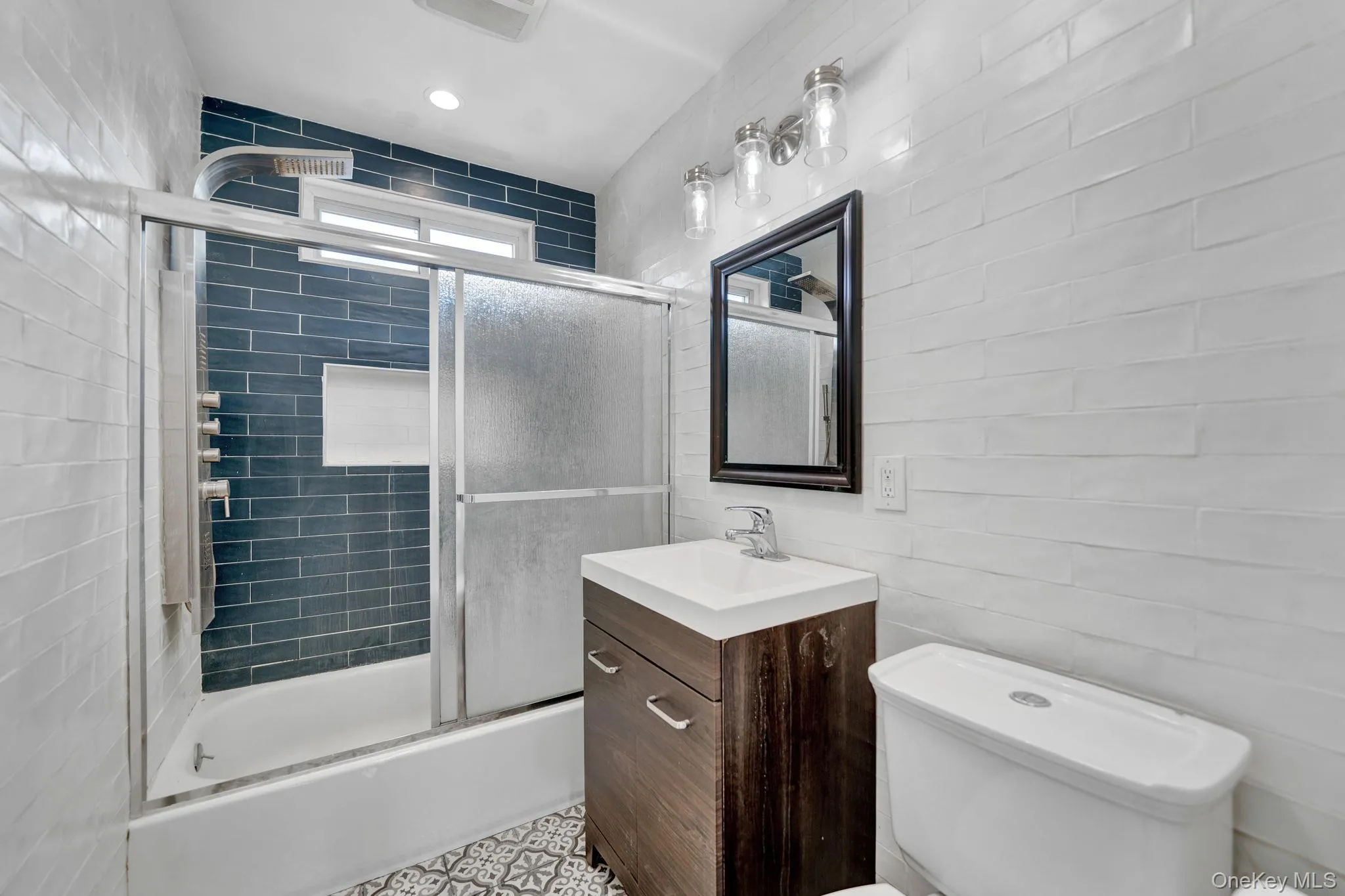 Full Bath on 2nd floor. Full Bath on 2nd floor.