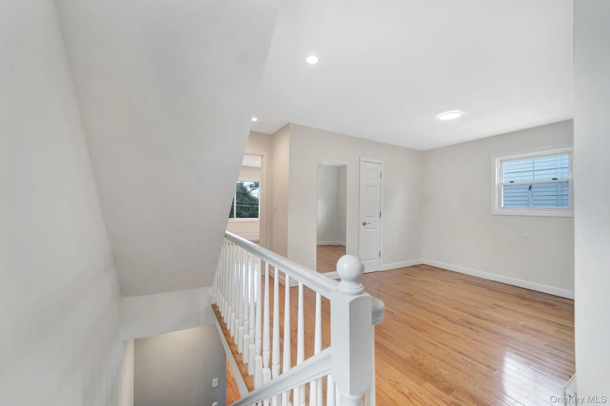 Landing to 2nd floor. Landing to 2nd floor.