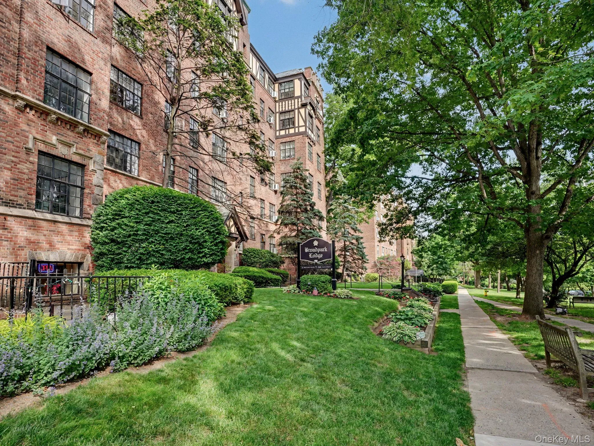 2 Westchester Avenue, White Plains, NY, 2 Bedrooms Bedrooms, 7 Rooms Rooms,1 BathroomBathrooms,Residential,For Rent,Westchester,0,1010673 2 Westchester Avenue, White Plains, NY, 2 Bedrooms Bedrooms, 7 Rooms Rooms,1 BathroomBathrooms,Residential,For Rent,Westchester,0,1010673