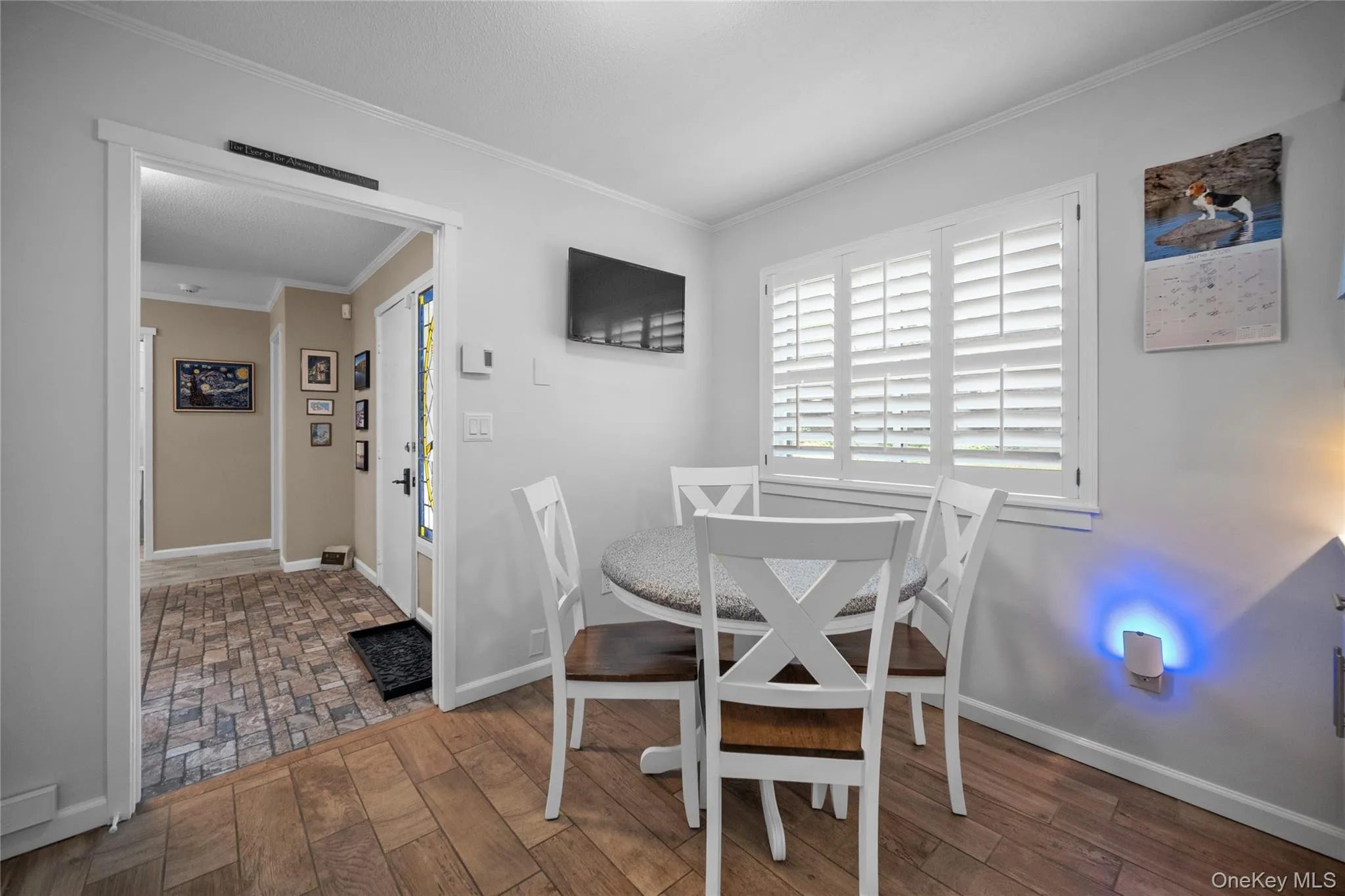 Dining area with crown molding Dining area with crown molding