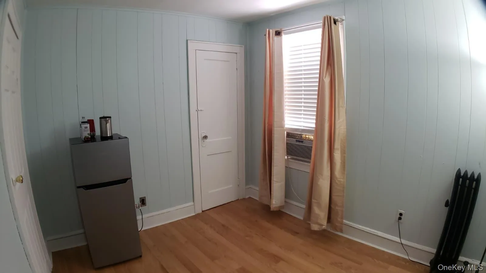 Mid bedroom Mid bedroom