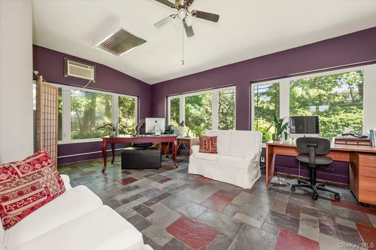 Large space directly off of kitchen perfect for multiple uses. Large space directly off of kitchen perfect for multiple uses.