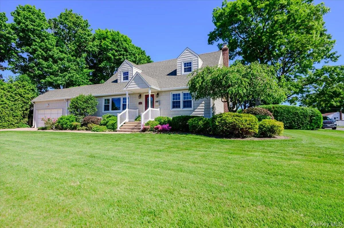 Large , well maintained front yard with manicured landscaping. Large , well maintained front yard with manicured landscaping.