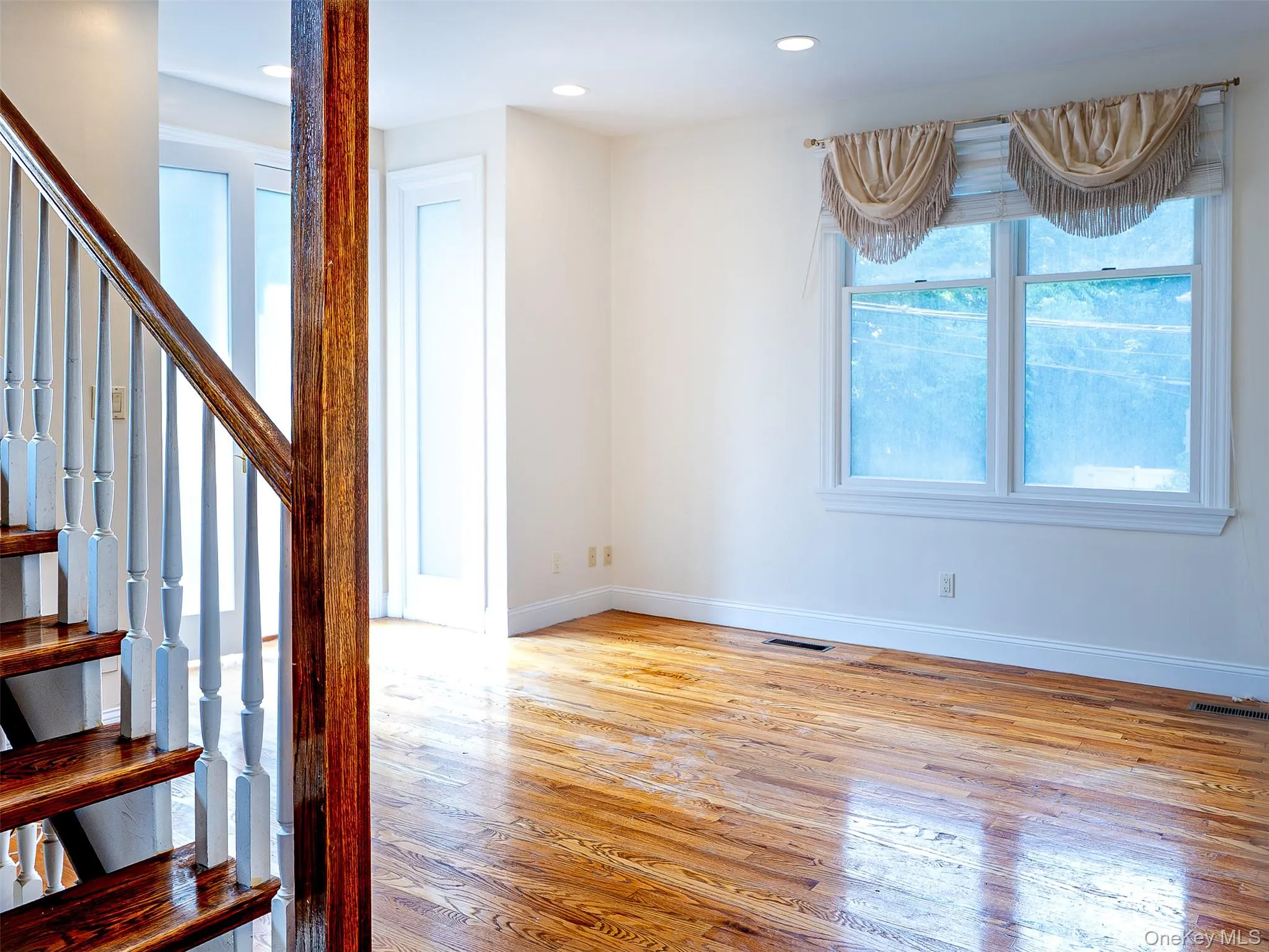11 Willow Lane, North Hempstead, NY, 3 Bedrooms Bedrooms, 12 Rooms Rooms,2 BathroomsBathrooms,Residential Lease,For Rent,Willow,0,1010773 11 Willow Lane, North Hempstead, NY, 3 Bedrooms Bedrooms, 12 Rooms Rooms,2 BathroomsBathrooms,Residential Lease,For Rent,Willow,0,1010773