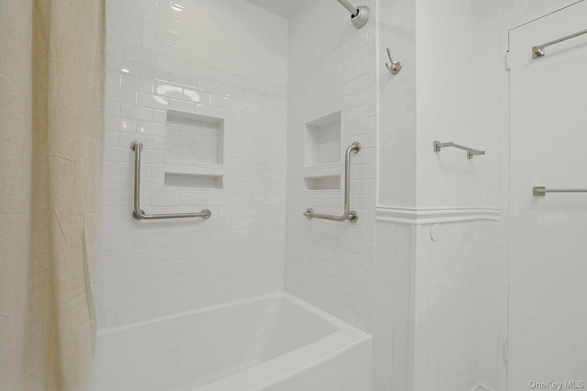 Shower with double niche. Shower with double niche.