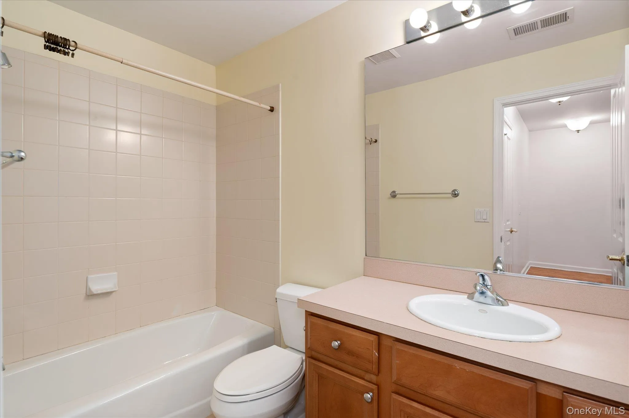 2nd full bathroom on lower level 2nd full bathroom on lower level