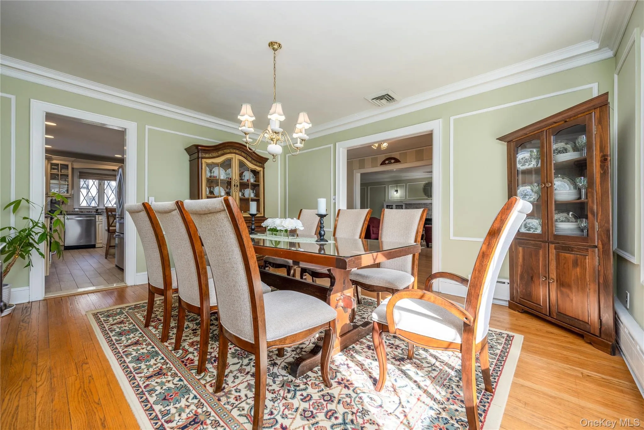 Generous formal dining room Generous formal dining room