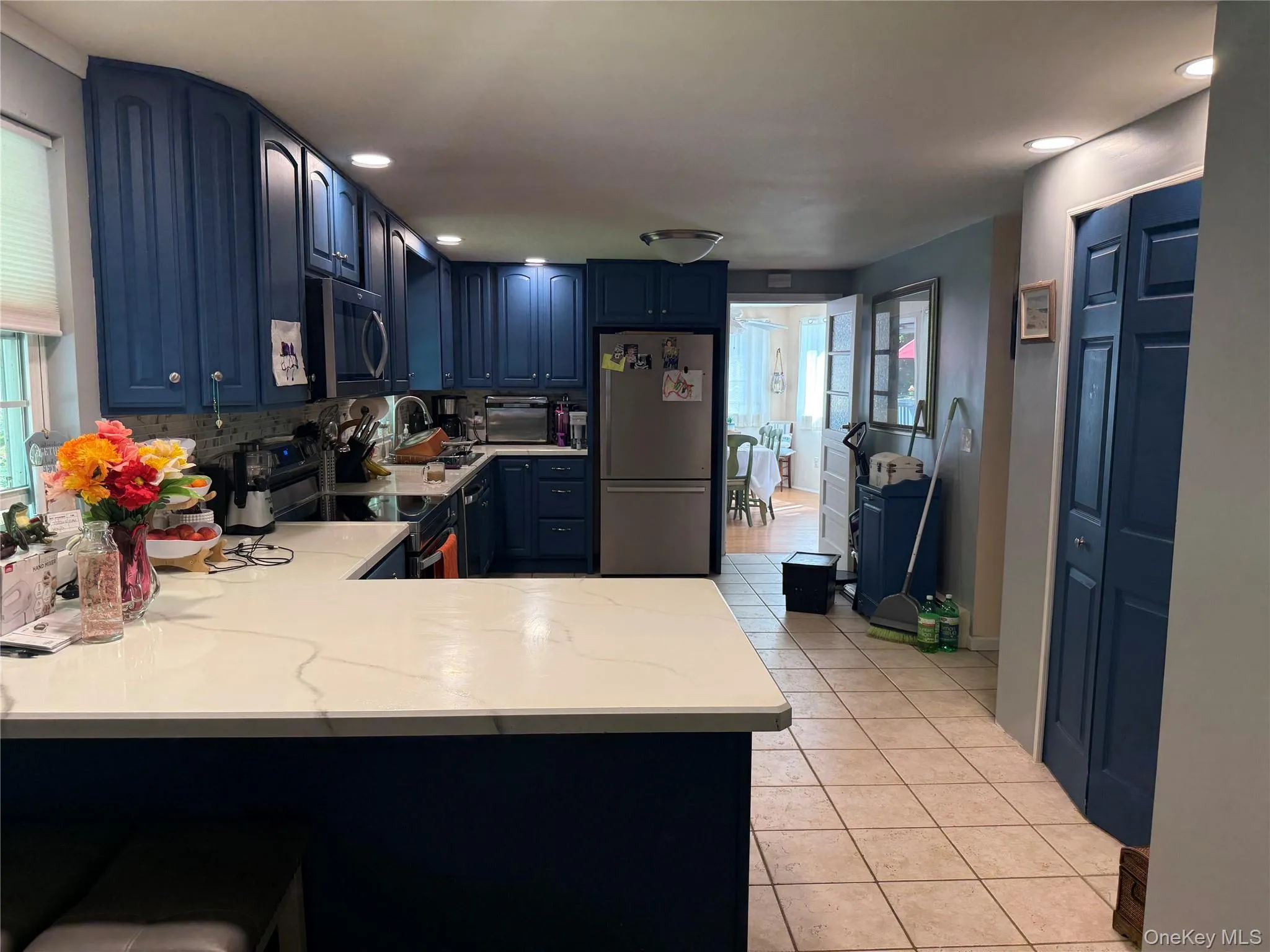 Kitchen (left side) Kitchen (left side)