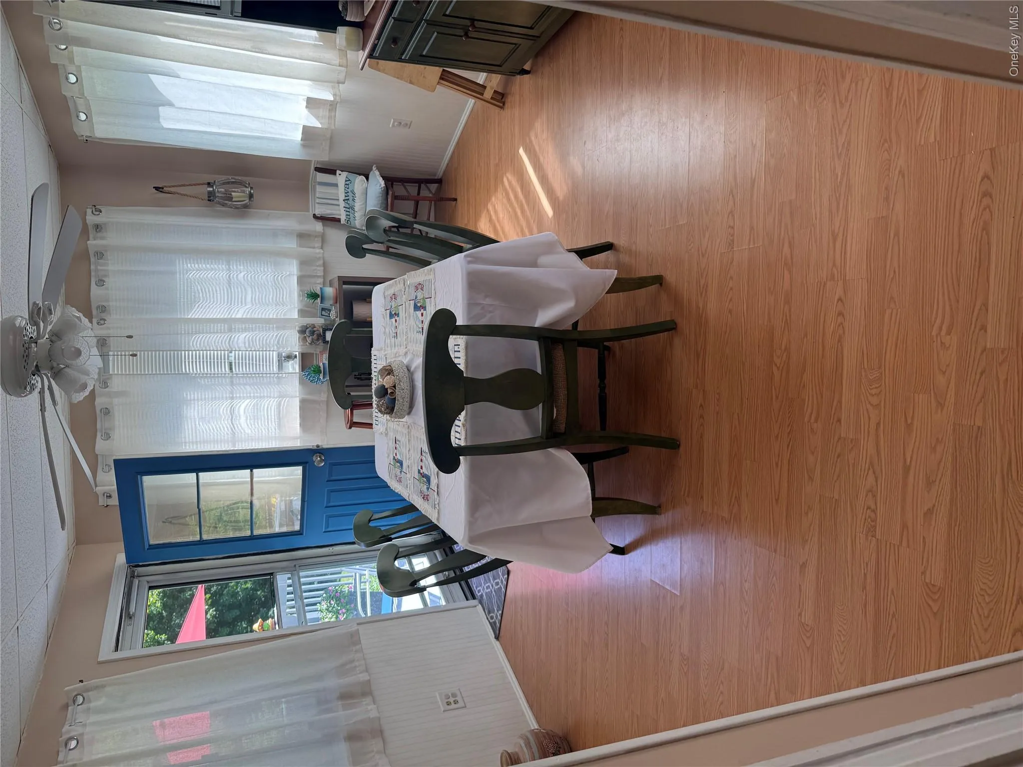 Dining room (left side) Dining room (left side)