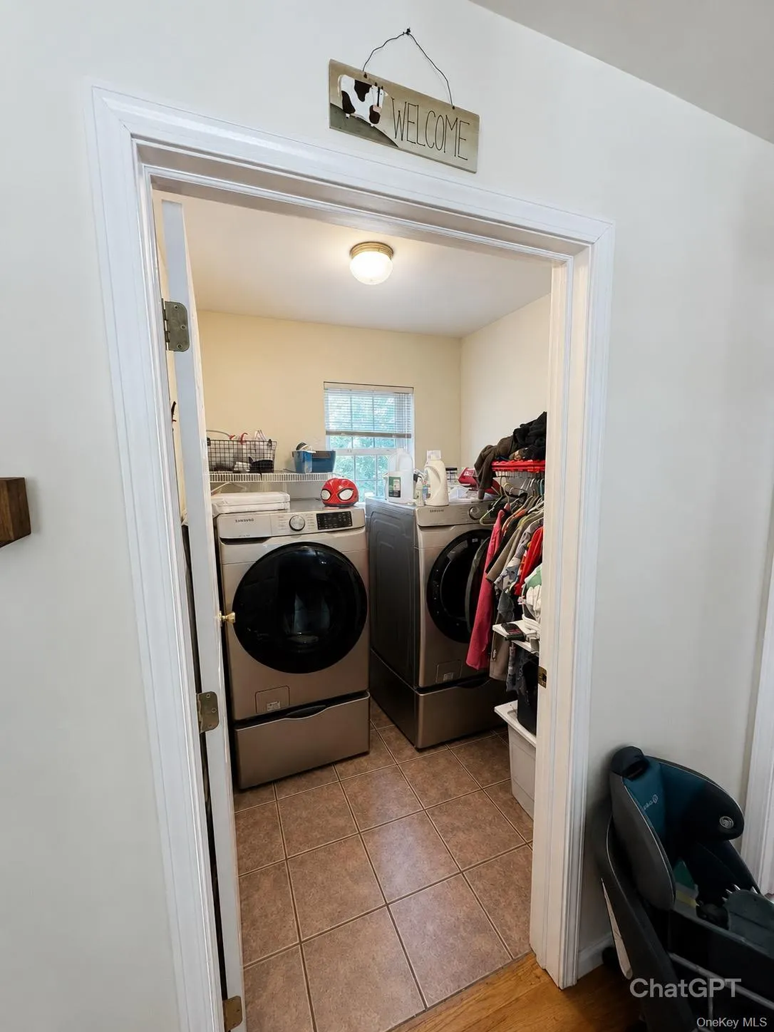 Laundry room (right side Laundry room (right side