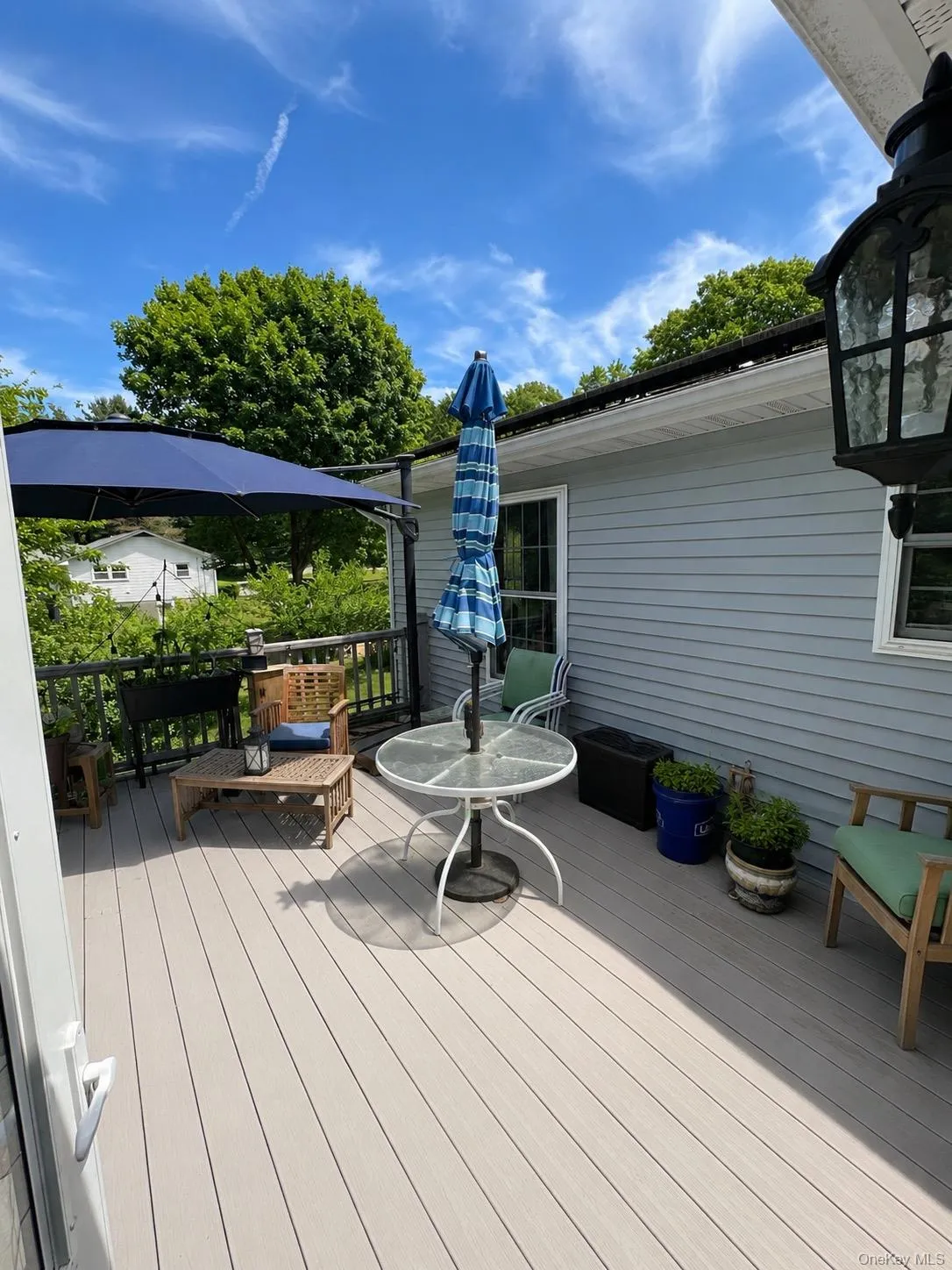 Patio (right side) Patio (right side)