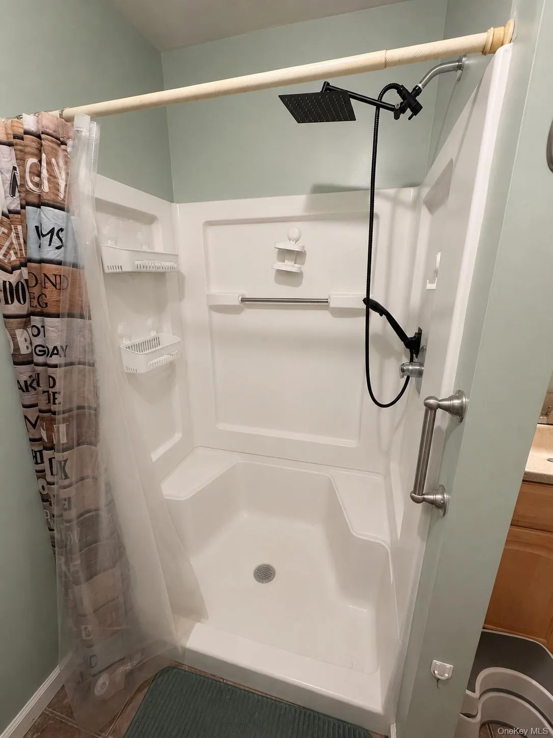 Bathroom (right side) Bathroom (right side)