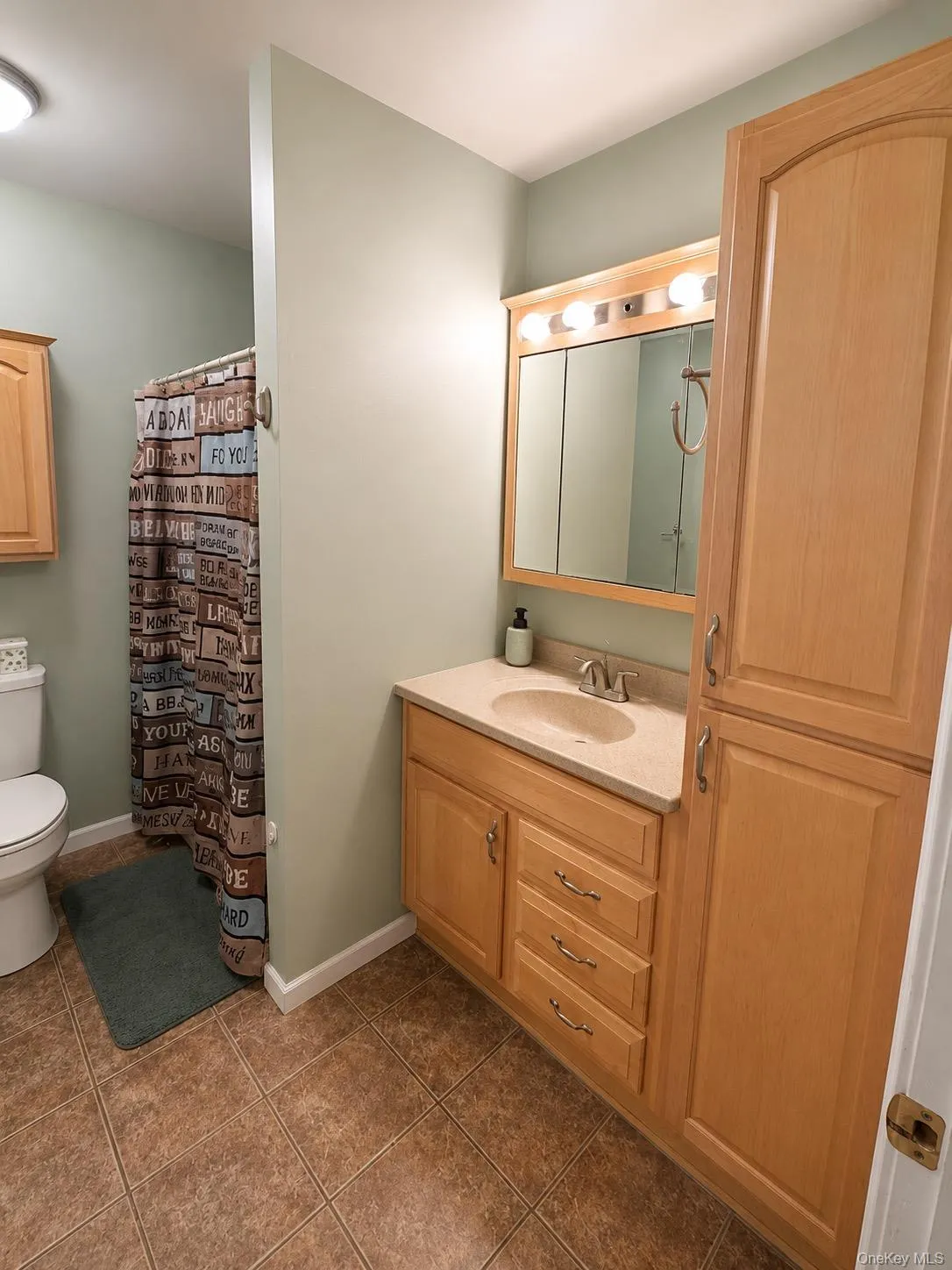 Bathroom (right side) Bathroom (right side)