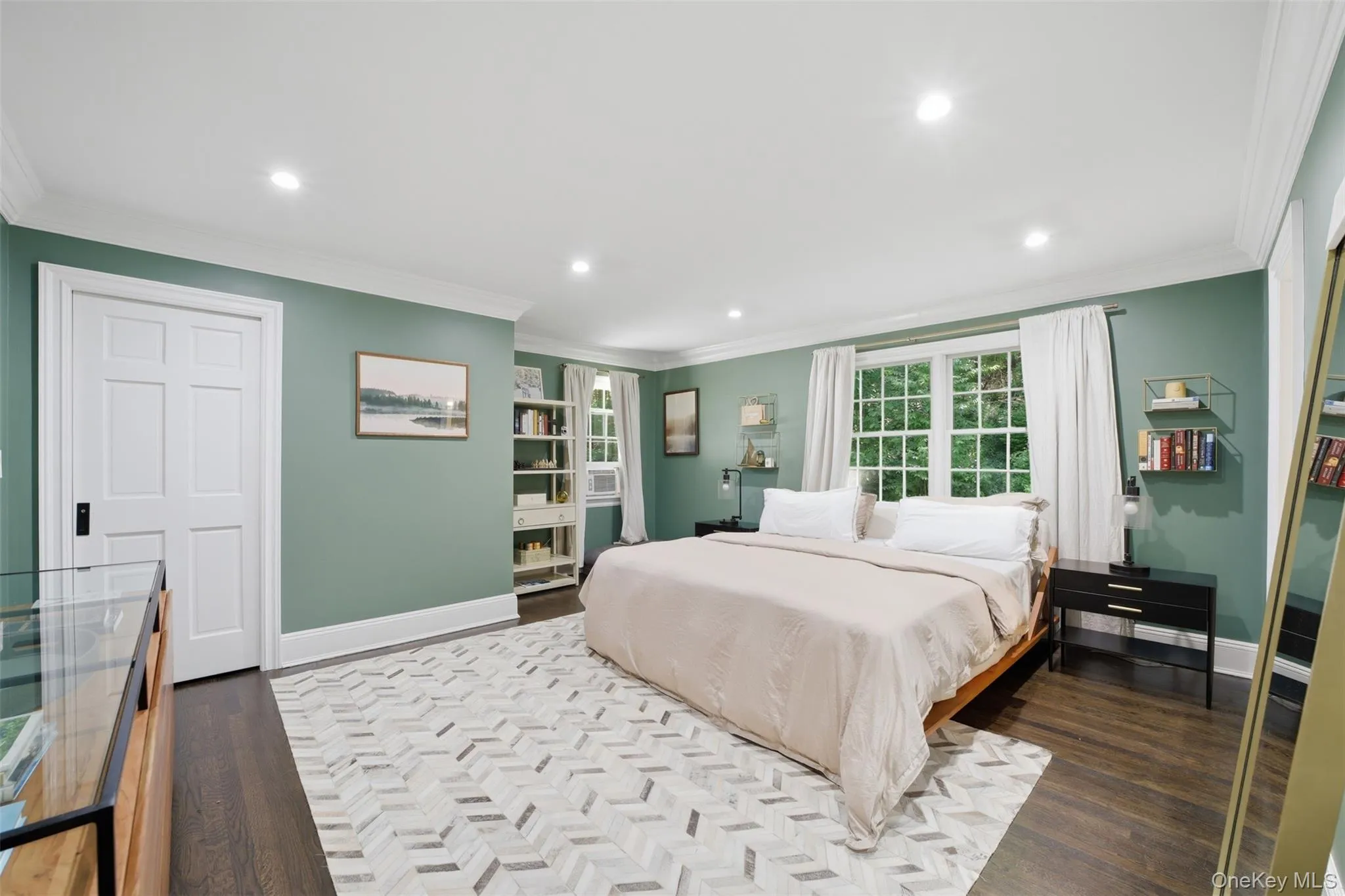 Spacious, hardwood floors, walk in closet Spacious, hardwood floors, walk in closet