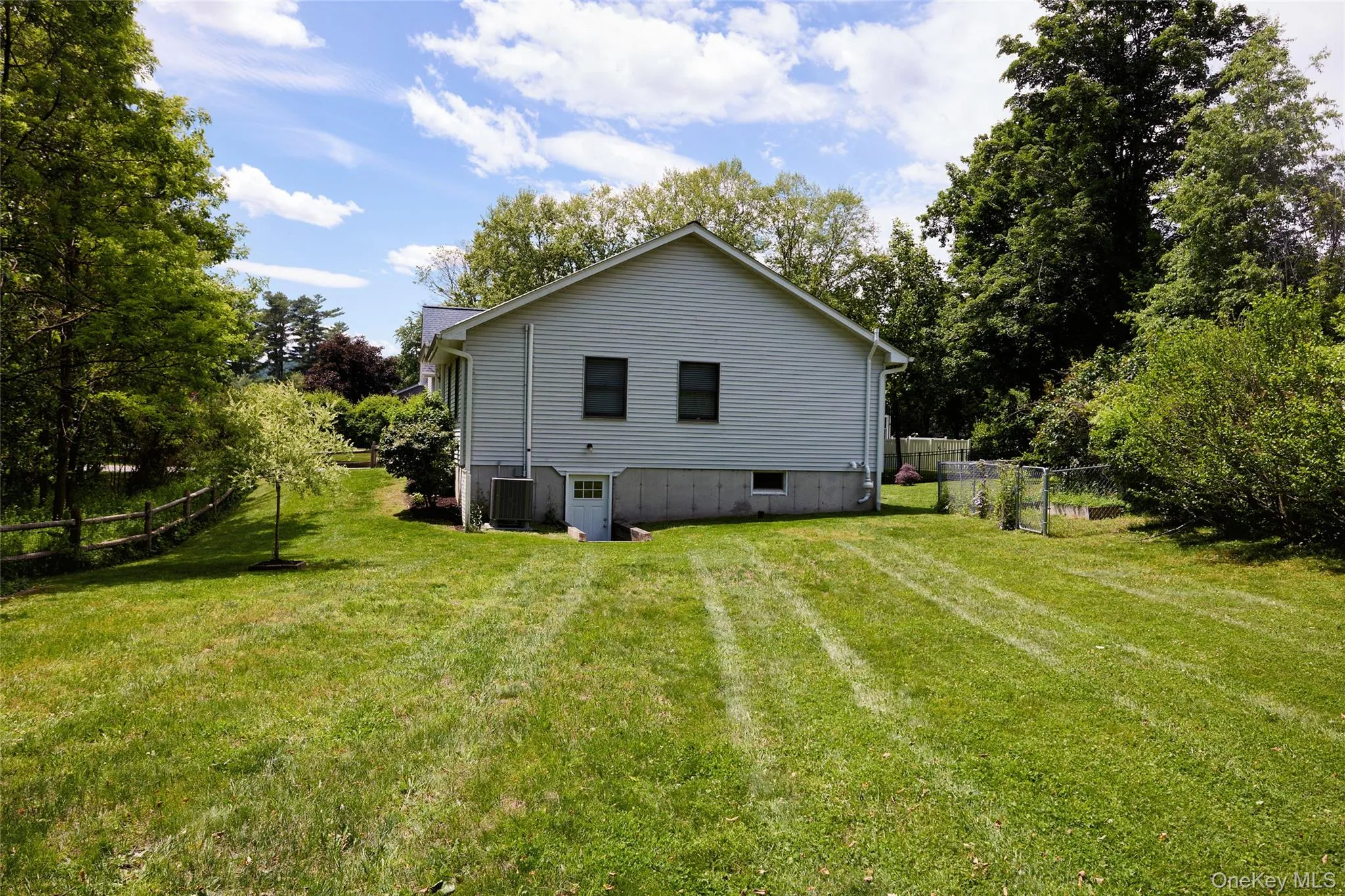 37 Mansion Drive, Hyde Park, NY, 3 Bedrooms Bedrooms, 8 Rooms Rooms,2 BathroomsBathrooms,Residential,For Rent,Mansion,0,1010895 37 Mansion Drive, Hyde Park, NY, 3 Bedrooms Bedrooms, 8 Rooms Rooms,2 BathroomsBathrooms,Residential,For Rent,Mansion,0,1010895