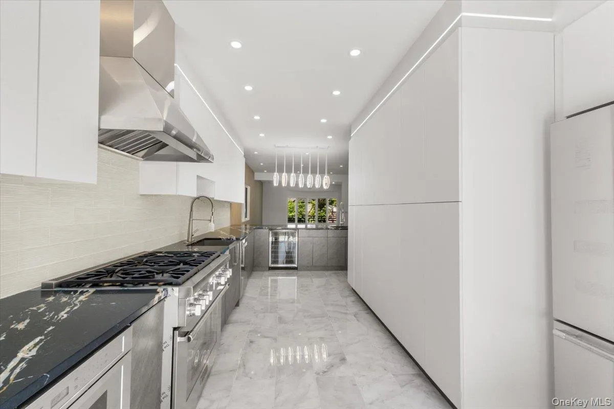 8549 Avon Street, New York, NY, 4 Bedrooms Bedrooms, 13 Rooms Rooms,4 BathroomsBathrooms,Residential,For Rent,Avon,0,1010898 8549 Avon Street, New York, NY, 4 Bedrooms Bedrooms, 13 Rooms Rooms,4 BathroomsBathrooms,Residential,For Rent,Avon,0,1010898