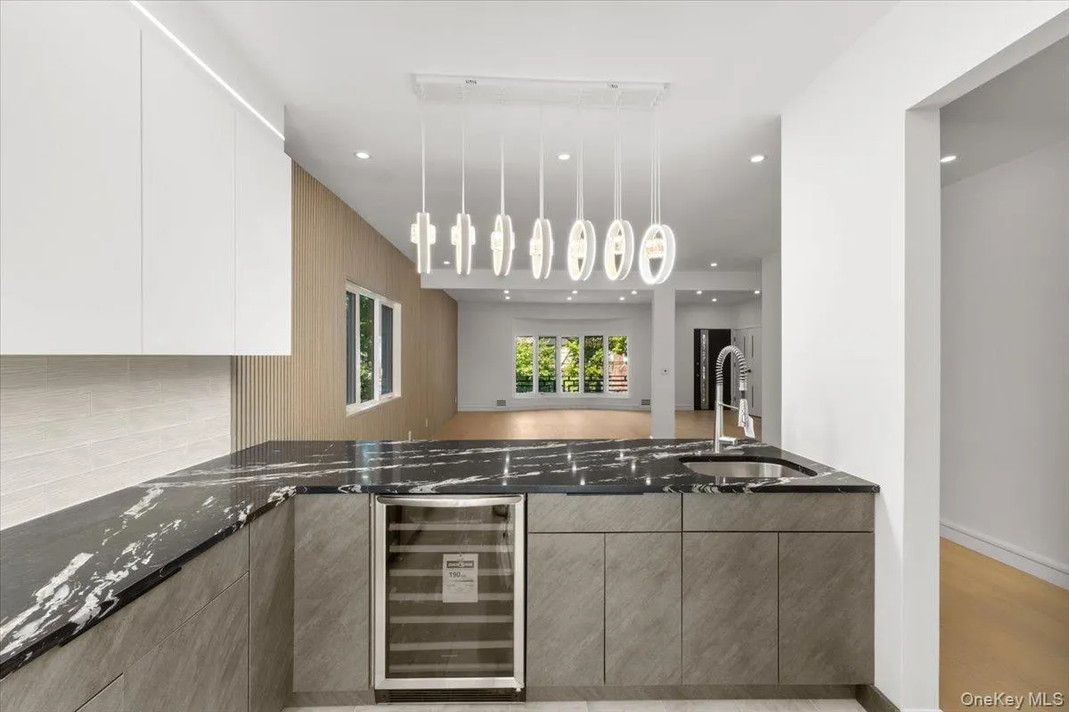 8549 Avon Street, New York, NY, 4 Bedrooms Bedrooms, 13 Rooms Rooms,4 BathroomsBathrooms,Residential,For Rent,Avon,0,1010898 8549 Avon Street, New York, NY, 4 Bedrooms Bedrooms, 13 Rooms Rooms,4 BathroomsBathrooms,Residential,For Rent,Avon,0,1010898