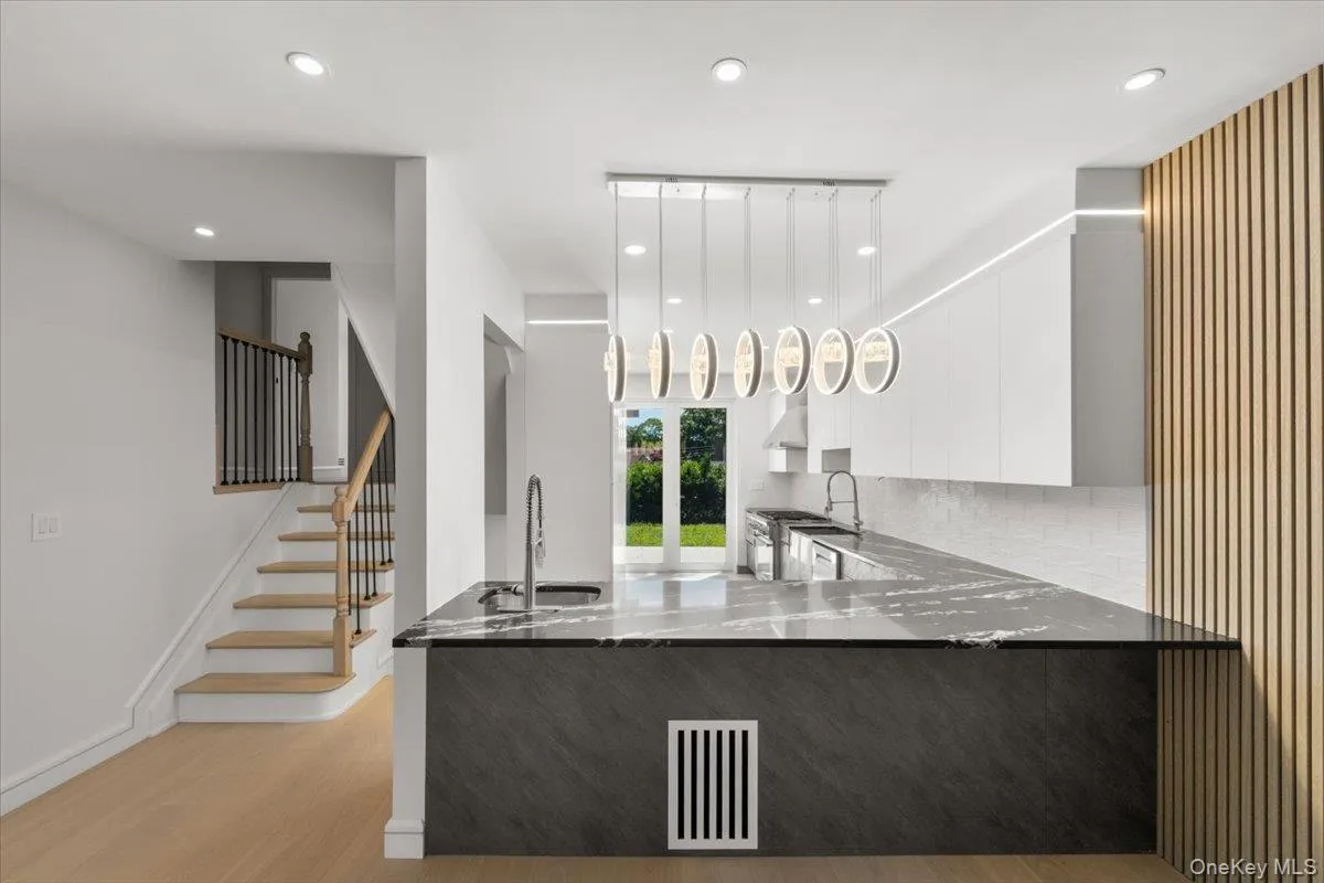 8549 Avon Street, New York, NY, 4 Bedrooms Bedrooms, 13 Rooms Rooms,4 BathroomsBathrooms,Residential,For Rent,Avon,0,1010898 8549 Avon Street, New York, NY, 4 Bedrooms Bedrooms, 13 Rooms Rooms,4 BathroomsBathrooms,Residential,For Rent,Avon,0,1010898