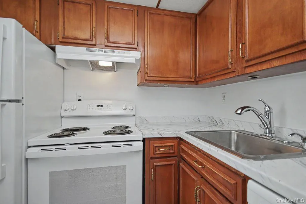 Kitchen with electric oven, oak cabinets and brand new counters and brand new dishwasher! Kitchen with electric oven, oak cabinets and brand new counters and brand new dishwasher!