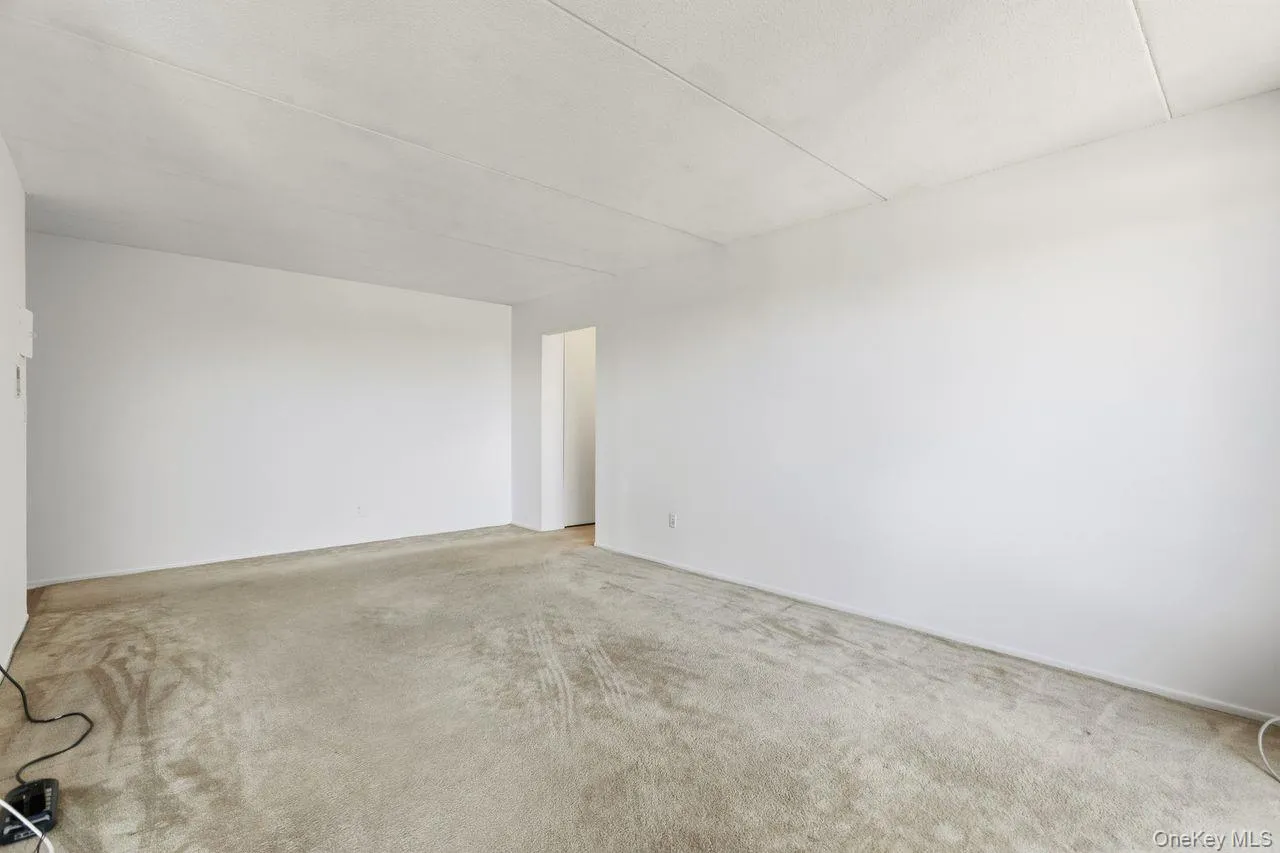 Freshly professionally painted with Benjamin Moore Paint. Freshly professionally painted with Benjamin Moore Paint.