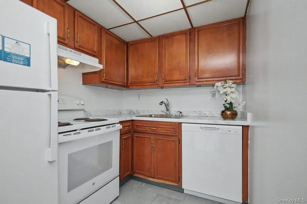 This kitchen has brand new countertops, brand new dishwasher! This kitchen has brand new countertops, brand new dishwasher!