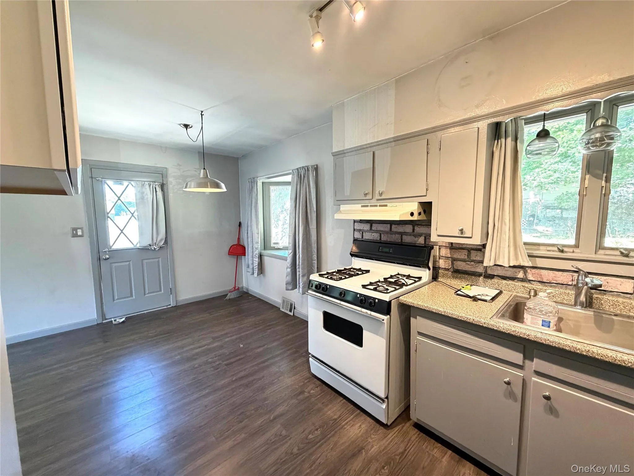 5 Robin Road, Brookhaven, NY, 3 Bedrooms Bedrooms, 5 Rooms Rooms,1 BathroomBathrooms,Residential,For Rent,Robin,0,1010944 5 Robin Road, Brookhaven, NY, 3 Bedrooms Bedrooms, 5 Rooms Rooms,1 BathroomBathrooms,Residential,For Rent,Robin,0,1010944