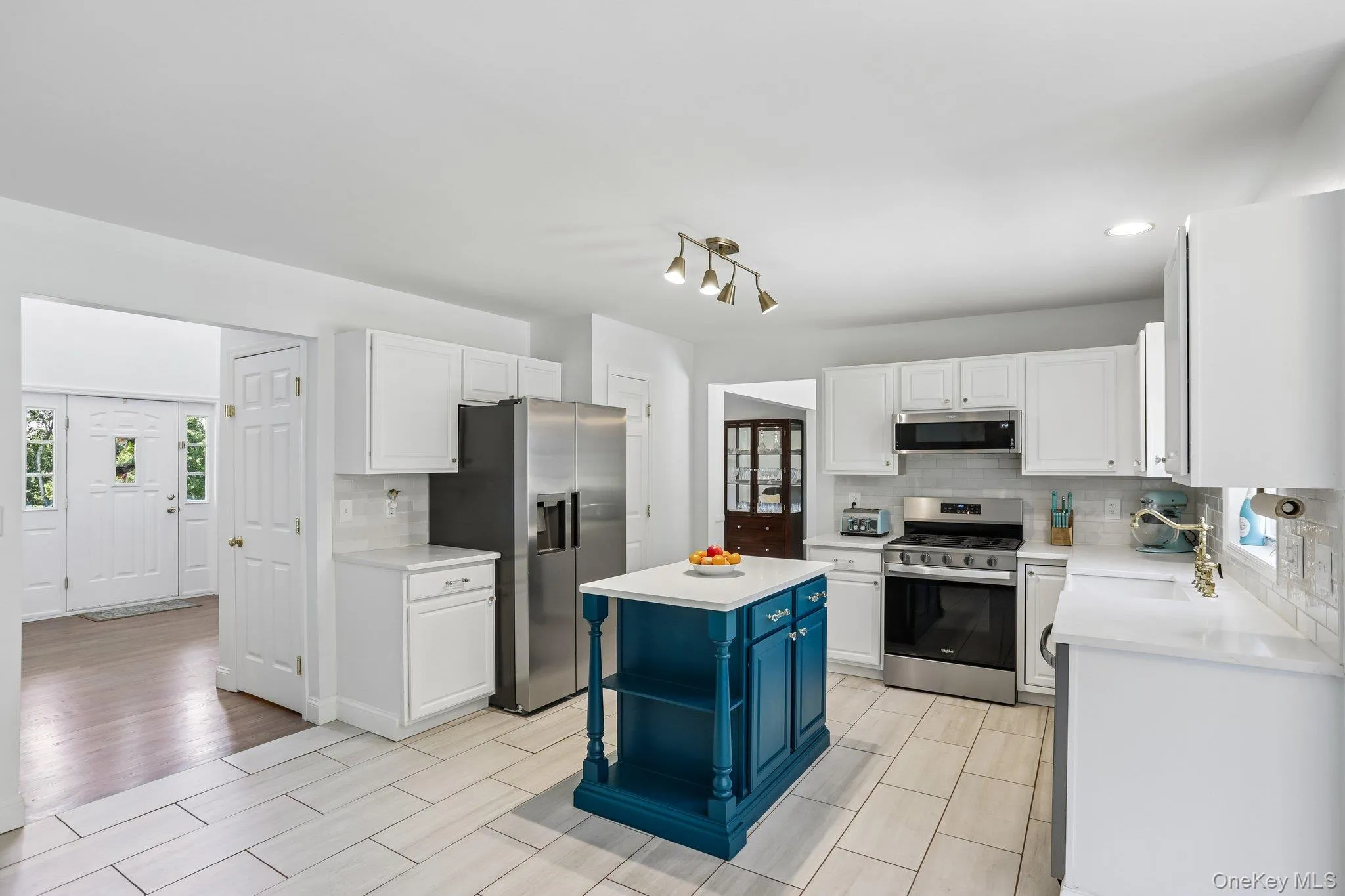 Efficiently designed kitchen with quartz counter tops. Efficiently designed kitchen with quartz counter tops.