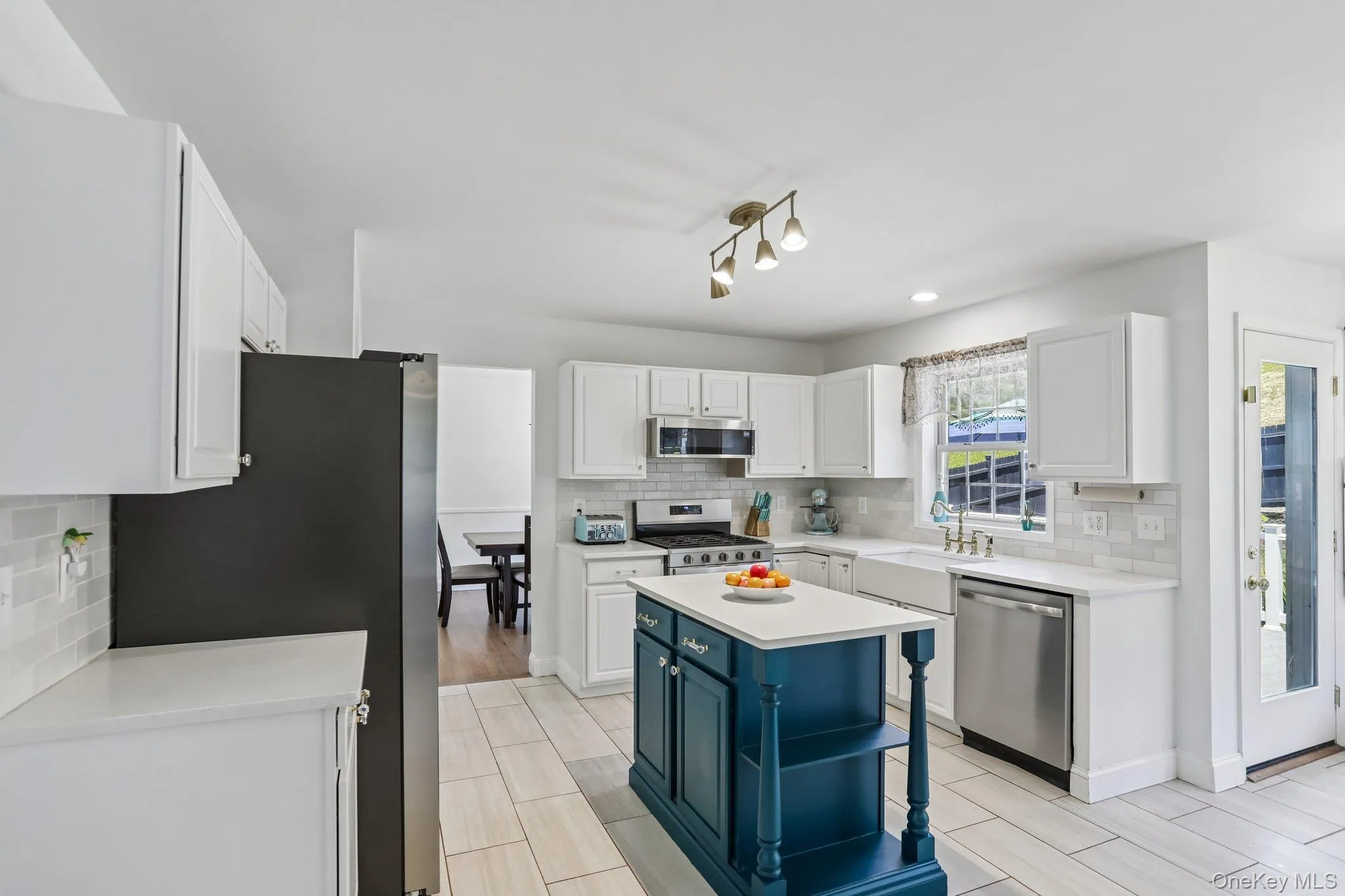 Chef's kitchen with island Chef's kitchen with island