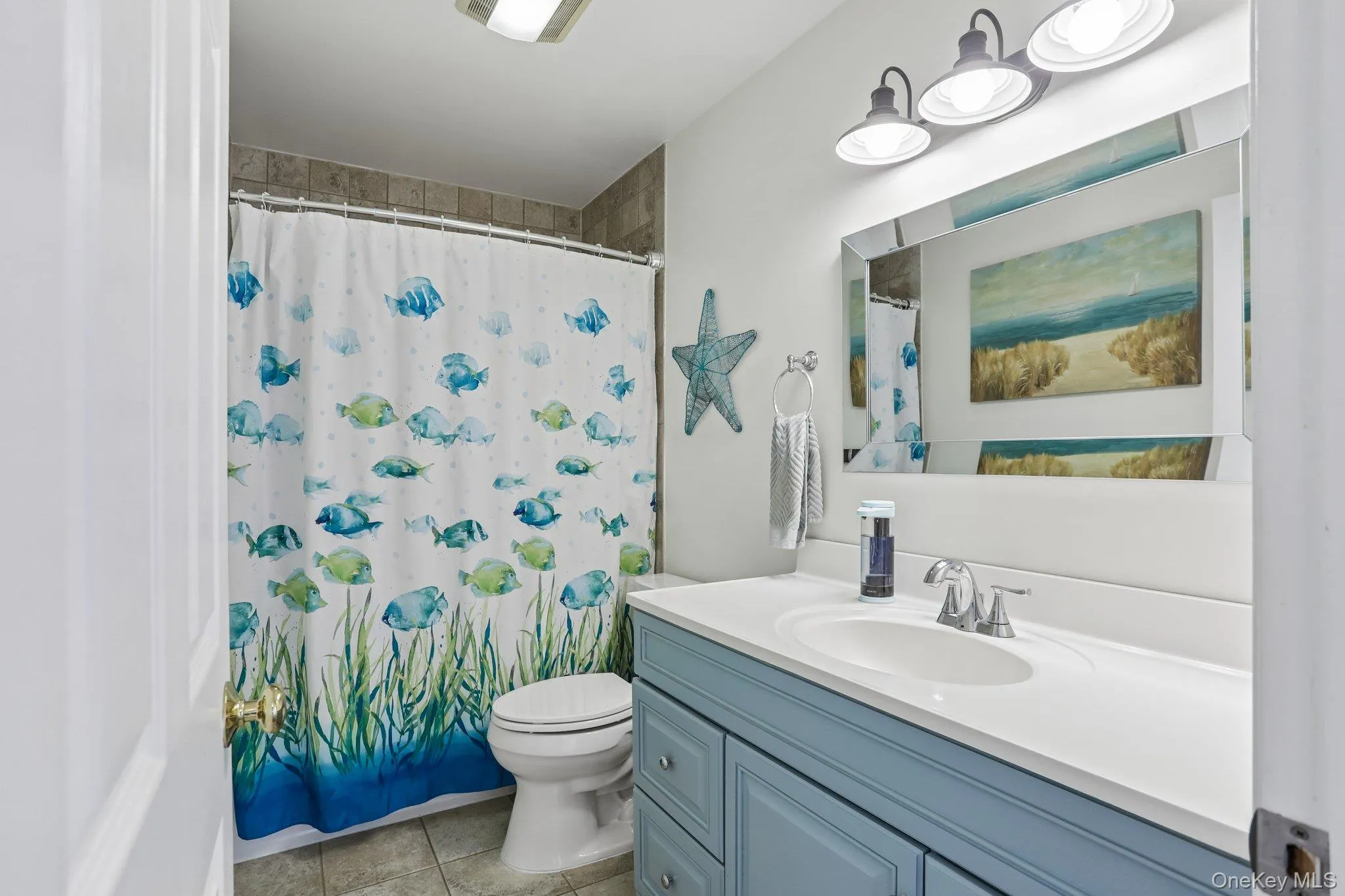 Shared hall bathroom. Shared hall bathroom.