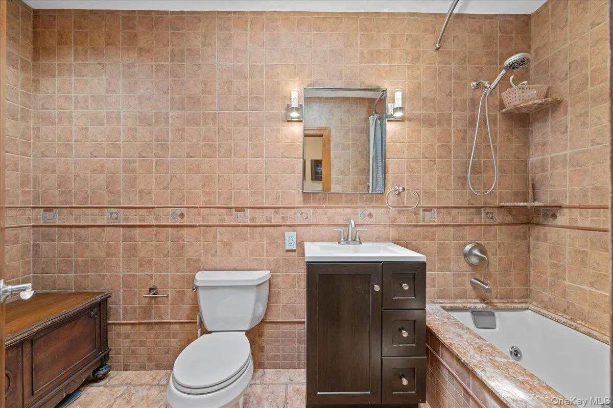 70-18 Calamus Avenue, New York, NY, 2 Bedrooms Bedrooms, 4 Rooms Rooms,1 BathroomBathrooms,Residential Lease,For Rent,Calamus,0,1010970 70-18 Calamus Avenue, New York, NY, 2 Bedrooms Bedrooms, 4 Rooms Rooms,1 BathroomBathrooms,Residential Lease,For Rent,Calamus,0,1010970