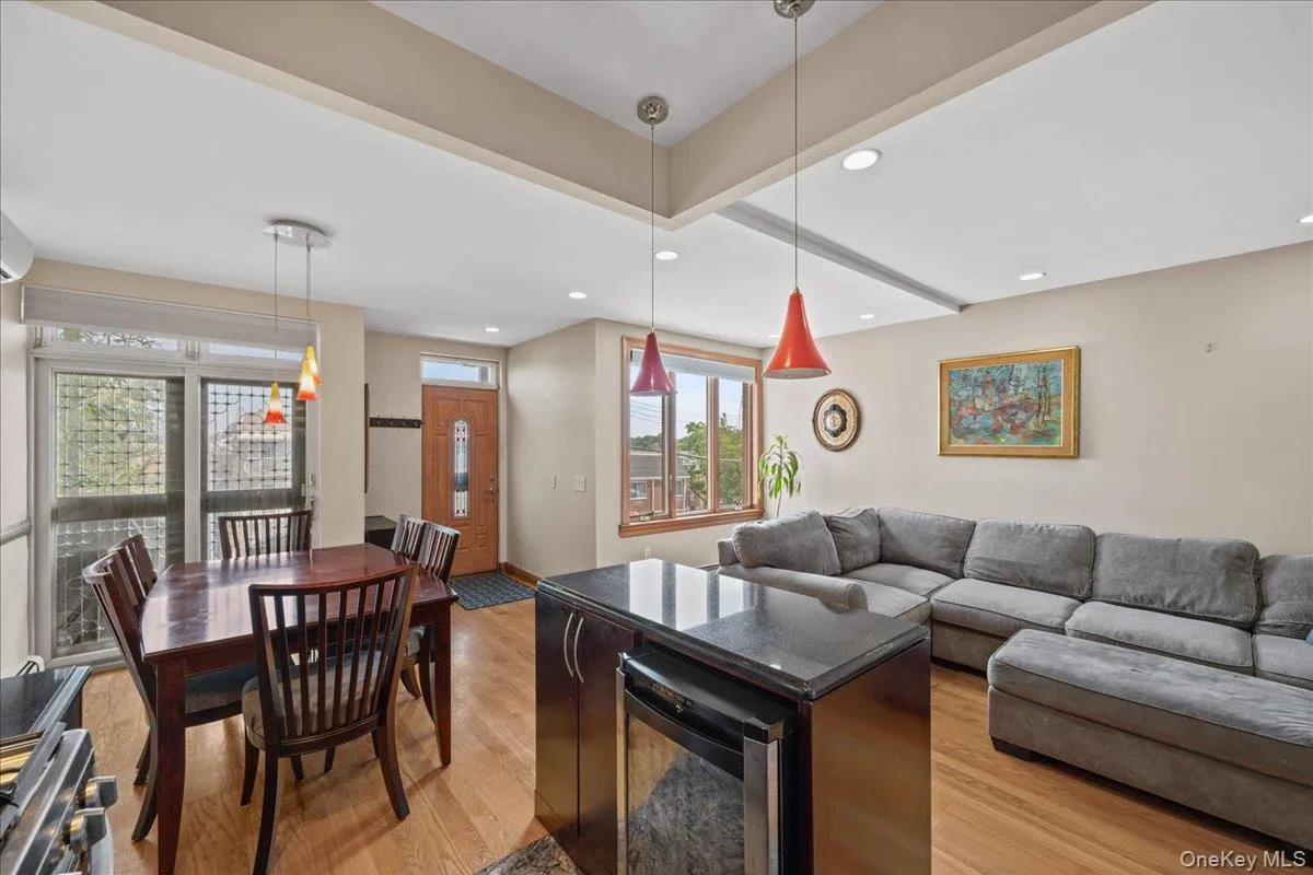 70-18 Calamus Avenue, New York, NY, 2 Bedrooms Bedrooms, 4 Rooms Rooms,1 BathroomBathrooms,Residential Lease,For Rent,Calamus,0,1010970 70-18 Calamus Avenue, New York, NY, 2 Bedrooms Bedrooms, 4 Rooms Rooms,1 BathroomBathrooms,Residential Lease,For Rent,Calamus,0,1010970
