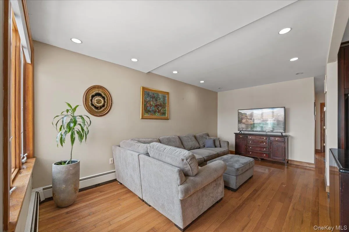 70-18 Calamus Avenue, New York, NY, 2 Bedrooms Bedrooms, 4 Rooms Rooms,1 BathroomBathrooms,Residential Lease,For Rent,Calamus,0,1010970 70-18 Calamus Avenue, New York, NY, 2 Bedrooms Bedrooms, 4 Rooms Rooms,1 BathroomBathrooms,Residential Lease,For Rent,Calamus,0,1010970