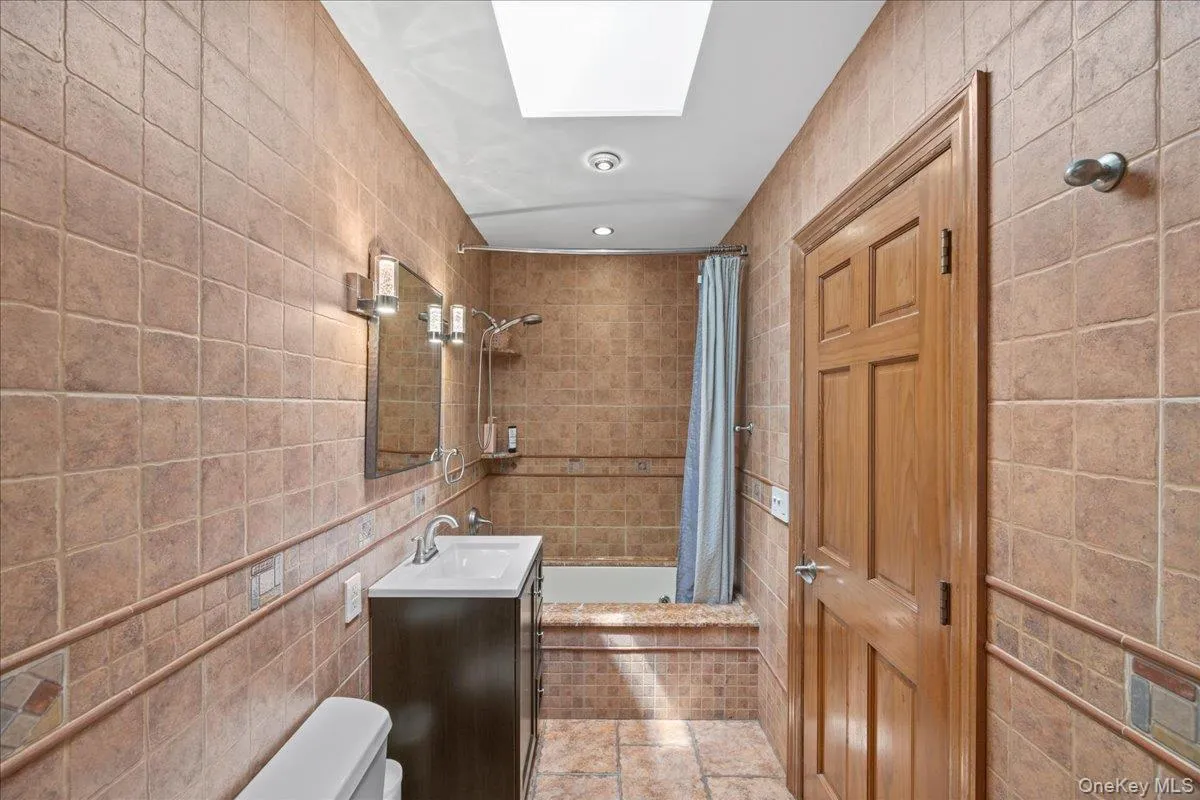 70-18 Calamus Avenue, New York, NY, 2 Bedrooms Bedrooms, 4 Rooms Rooms,1 BathroomBathrooms,Residential Lease,For Rent,Calamus,0,1010970 70-18 Calamus Avenue, New York, NY, 2 Bedrooms Bedrooms, 4 Rooms Rooms,1 BathroomBathrooms,Residential Lease,For Rent,Calamus,0,1010970