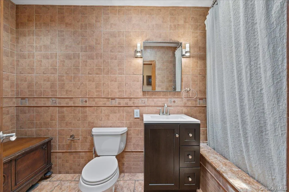 70-18 Calamus Avenue, New York, NY, 2 Bedrooms Bedrooms, 4 Rooms Rooms,1 BathroomBathrooms,Residential Lease,For Rent,Calamus,0,1010970 70-18 Calamus Avenue, New York, NY, 2 Bedrooms Bedrooms, 4 Rooms Rooms,1 BathroomBathrooms,Residential Lease,For Rent,Calamus,0,1010970