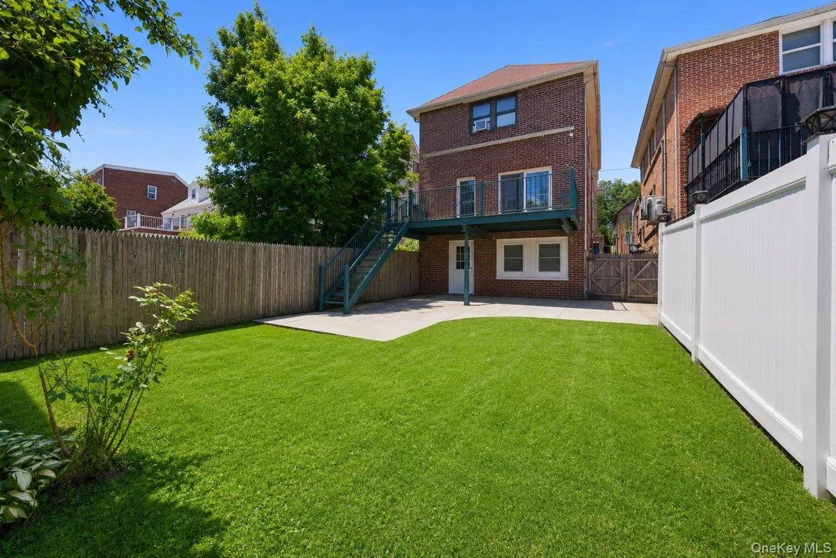 126 Glover Avenue, Yonkers, NY, 3 Bedrooms Bedrooms, 10 Rooms Rooms,2 BathroomsBathrooms,Residential,For Rent,Glover,0,1010987 126 Glover Avenue, Yonkers, NY, 3 Bedrooms Bedrooms, 10 Rooms Rooms,2 BathroomsBathrooms,Residential,For Rent,Glover,0,1010987