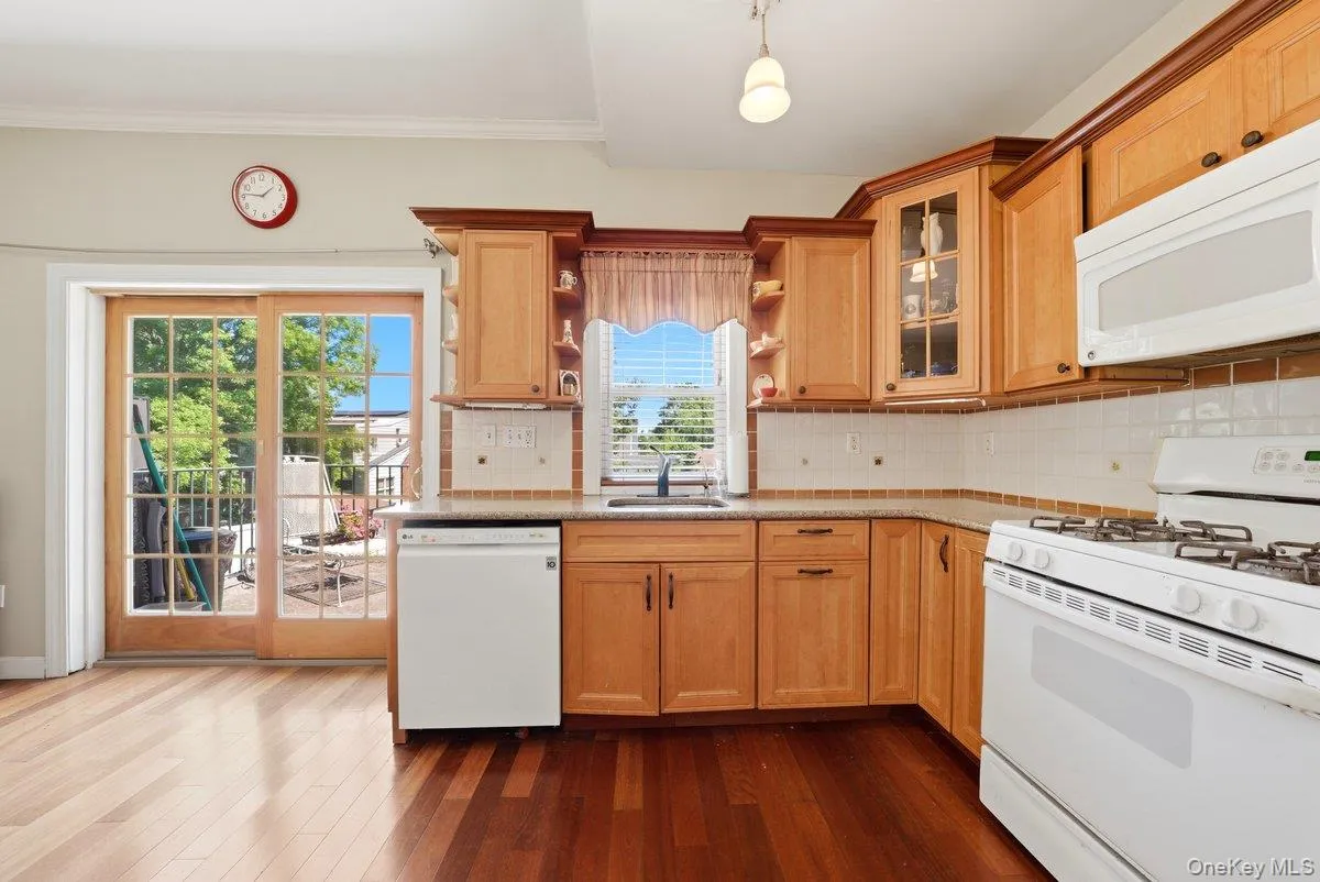 126 Glover Avenue, Yonkers, NY, 3 Bedrooms Bedrooms, 10 Rooms Rooms,2 BathroomsBathrooms,Residential,For Rent,Glover,0,1010987 126 Glover Avenue, Yonkers, NY, 3 Bedrooms Bedrooms, 10 Rooms Rooms,2 BathroomsBathrooms,Residential,For Rent,Glover,0,1010987