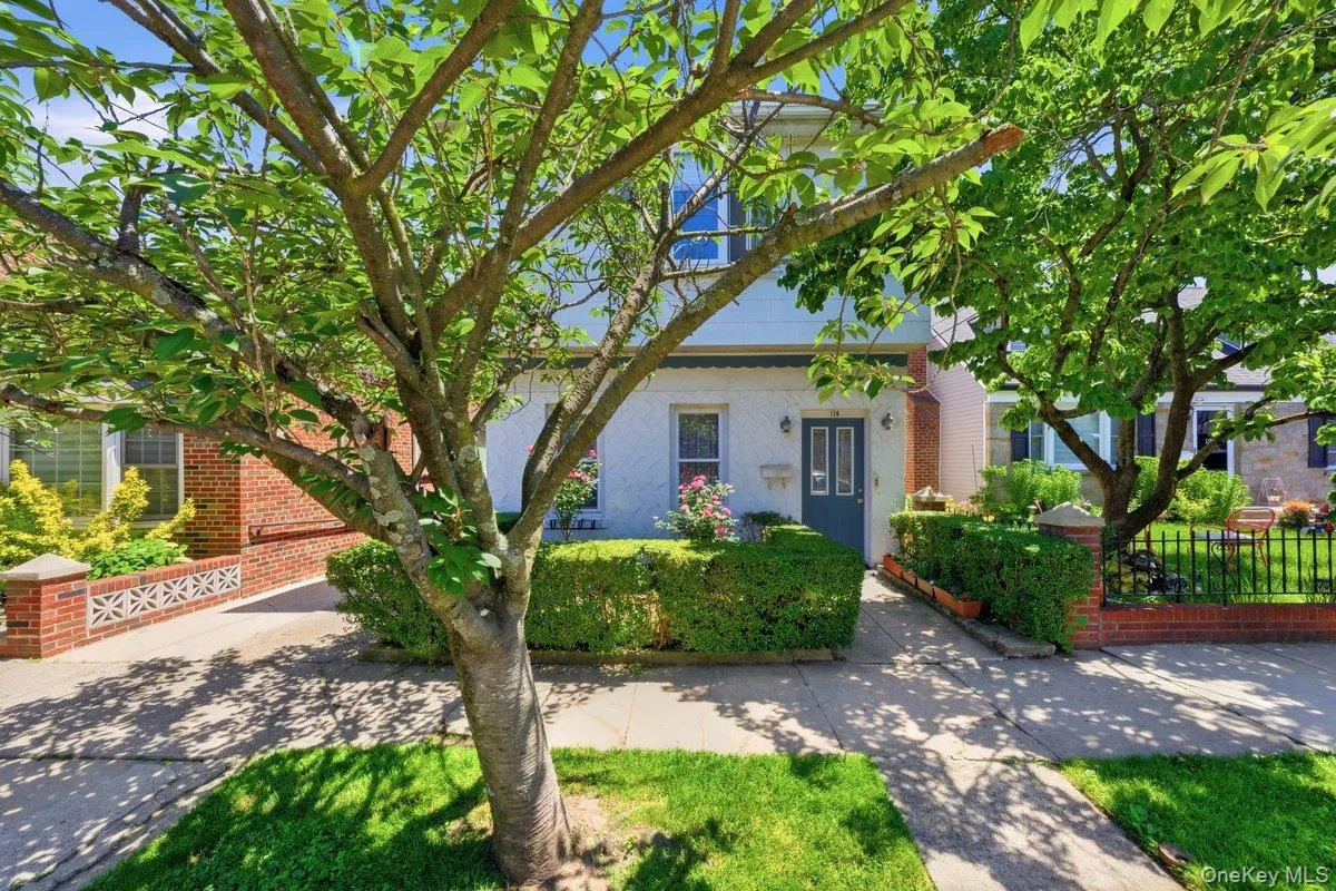 126 Glover Avenue, Yonkers, NY, 3 Bedrooms Bedrooms, 10 Rooms Rooms,2 BathroomsBathrooms,Residential,For Rent,Glover,0,1010987 126 Glover Avenue, Yonkers, NY, 3 Bedrooms Bedrooms, 10 Rooms Rooms,2 BathroomsBathrooms,Residential,For Rent,Glover,0,1010987