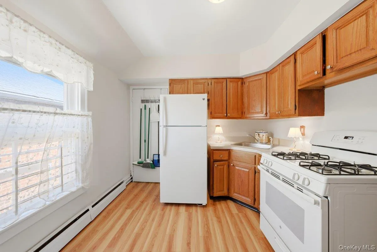 126 Glover Avenue, Yonkers, NY, 3 Bedrooms Bedrooms, 10 Rooms Rooms,2 BathroomsBathrooms,Residential,For Rent,Glover,0,1010987 126 Glover Avenue, Yonkers, NY, 3 Bedrooms Bedrooms, 10 Rooms Rooms,2 BathroomsBathrooms,Residential,For Rent,Glover,0,1010987