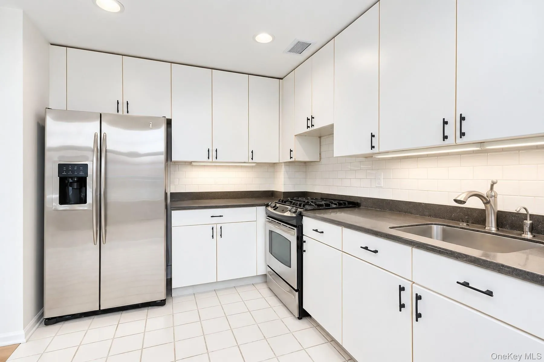 213 Devries Court, Orangetown, NY, 3 Bedrooms Bedrooms, 9 Rooms Rooms,3 BathroomsBathrooms,Residential,For Rent,Devries,0,1011027 213 Devries Court, Orangetown, NY, 3 Bedrooms Bedrooms, 9 Rooms Rooms,3 BathroomsBathrooms,Residential,For Rent,Devries,0,1011027
