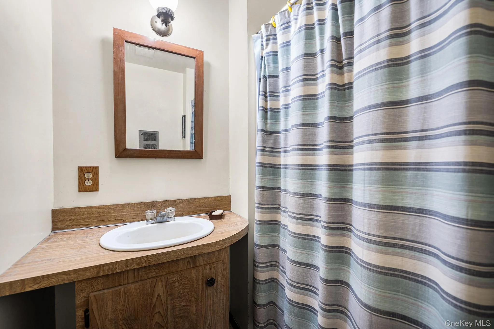 216 Oak Street, Oyster Bay, NY, 4 Bedrooms Bedrooms, 6 Rooms Rooms,2 BathroomsBathrooms,Residential,For Rent,Oak,0,1011032 216 Oak Street, Oyster Bay, NY, 4 Bedrooms Bedrooms, 6 Rooms Rooms,2 BathroomsBathrooms,Residential,For Rent,Oak,0,1011032