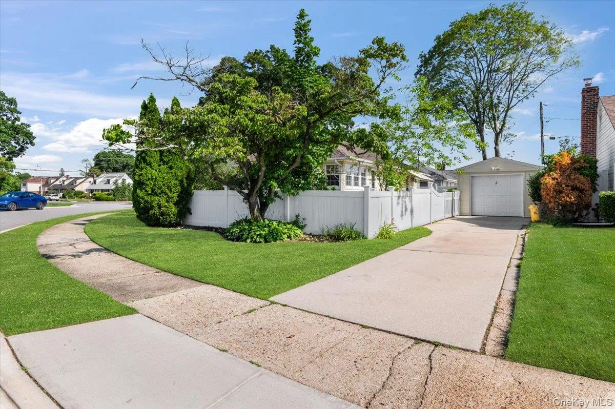 5 Coronet Crescent, Oyster Bay, NY, 3 Bedrooms Bedrooms, 6 Rooms Rooms,2 BathroomsBathrooms,Residential,For Rent,Coronet,0,1011046 5 Coronet Crescent, Oyster Bay, NY, 3 Bedrooms Bedrooms, 6 Rooms Rooms,2 BathroomsBathrooms,Residential,For Rent,Coronet,0,1011046