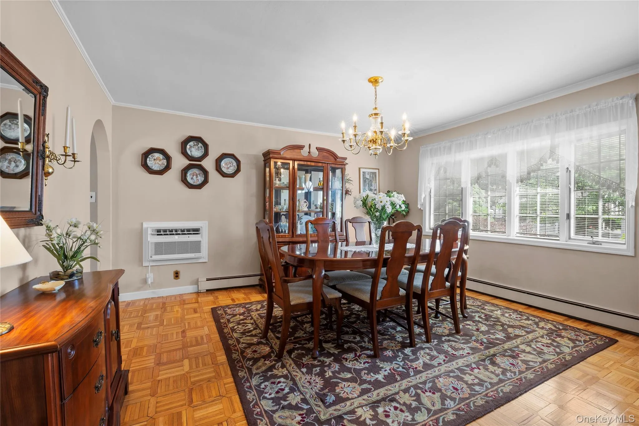 Spacious and bright and open to possibilities!Parquet flooring. Spacious and bright and open to possibilities!Parquet flooring.