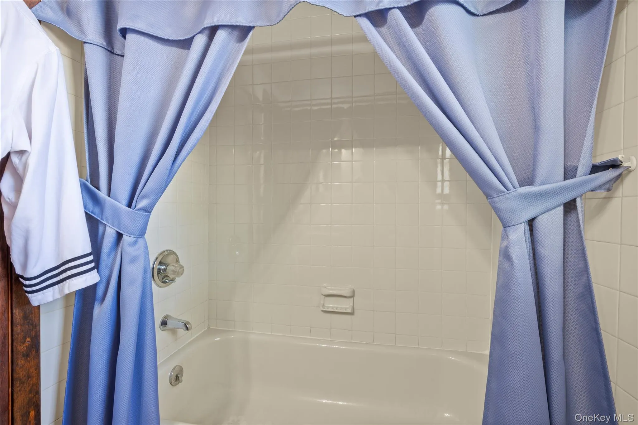 2nd Floor Full Hall BathTub/Shower Combo 2nd Floor Full Hall BathTub/Shower Combo