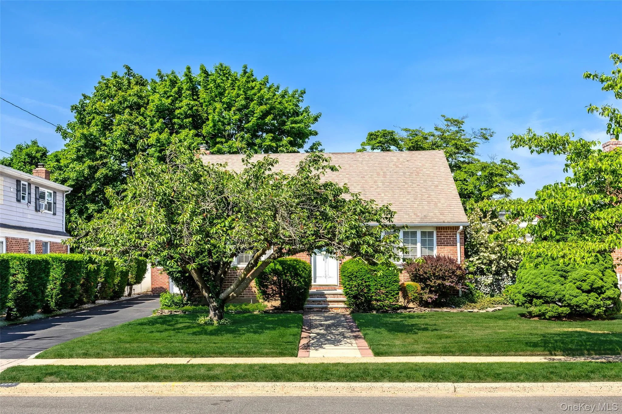 Lovely curb appeal on a quiet cul-de-sac. Lovely curb appeal on a quiet cul-de-sac.