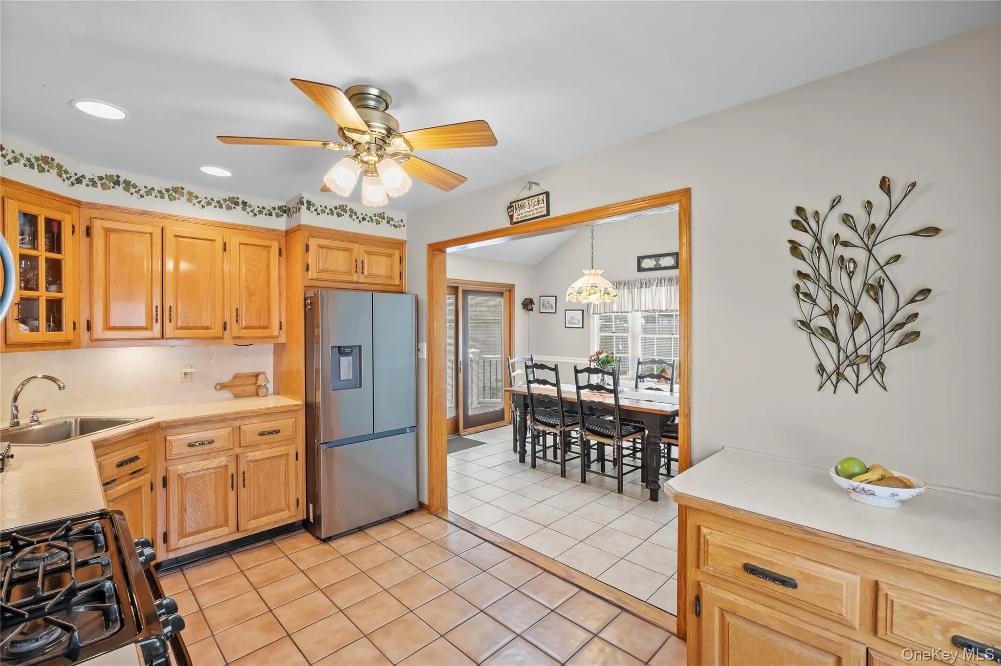 Large Kitchen with wood cabinetry, stainless steel appliances and gas cooking. Large Kitchen with wood cabinetry, stainless steel appliances and gas cooking.