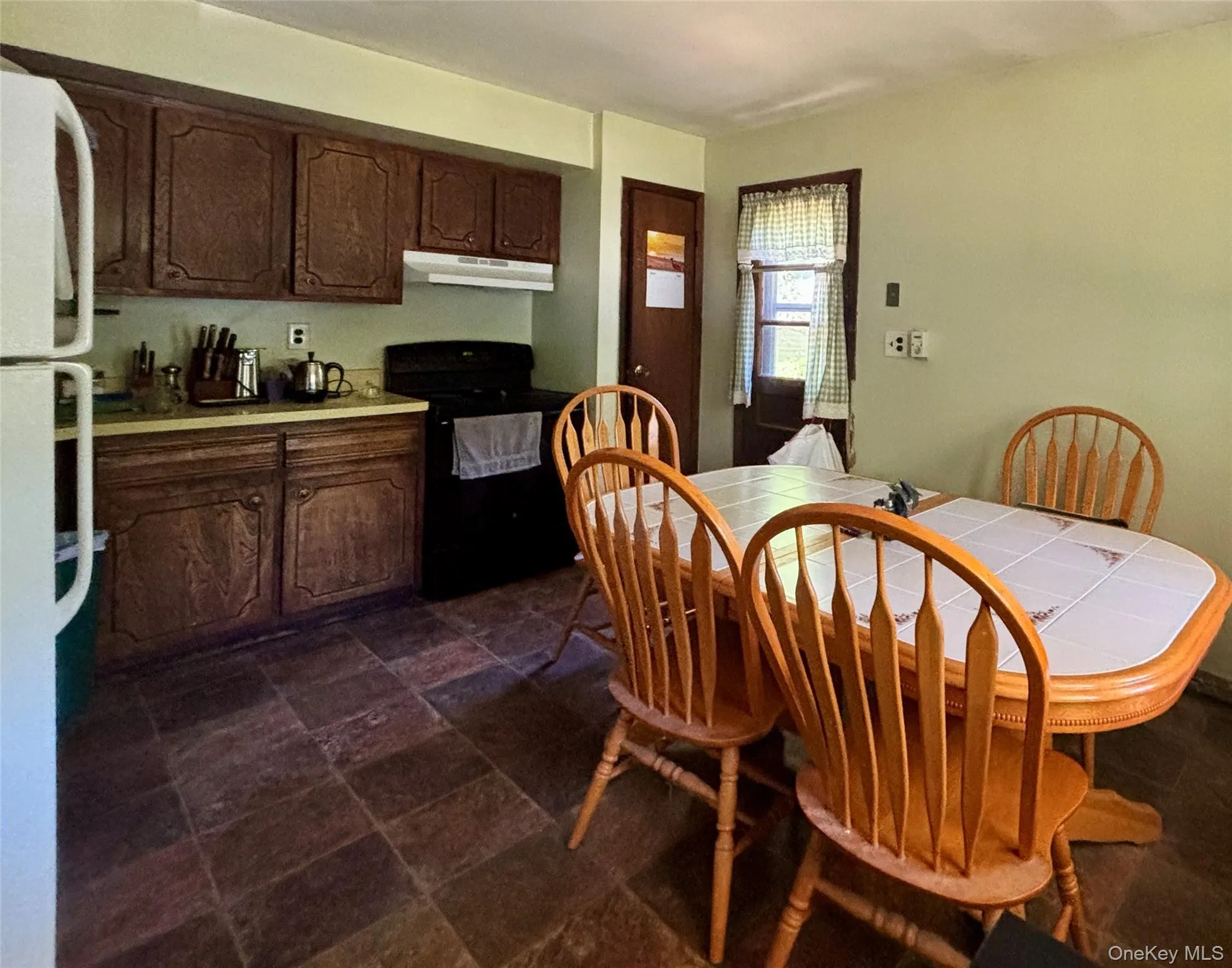 Eat in Kitchen w/ Door To Side Yard Eat in Kitchen w/ Door To Side Yard