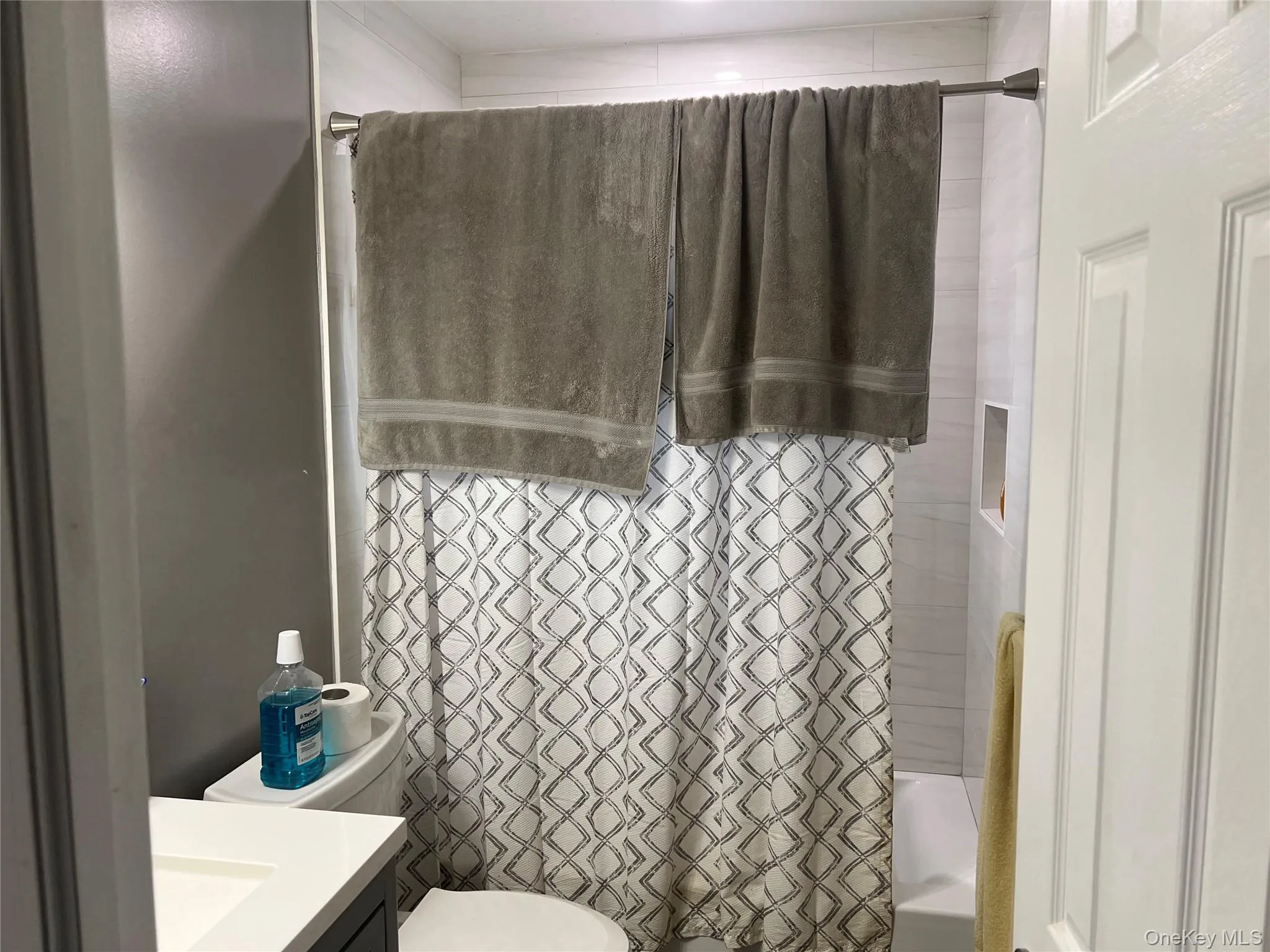 16 Briaroot Drive, Smithtown, NY, 4 Bedrooms Bedrooms, 8 Rooms Rooms,1 BathroomBathrooms,Residential Lease,For Rent,Briaroot,0,1011101 16 Briaroot Drive, Smithtown, NY, 4 Bedrooms Bedrooms, 8 Rooms Rooms,1 BathroomBathrooms,Residential Lease,For Rent,Briaroot,0,1011101