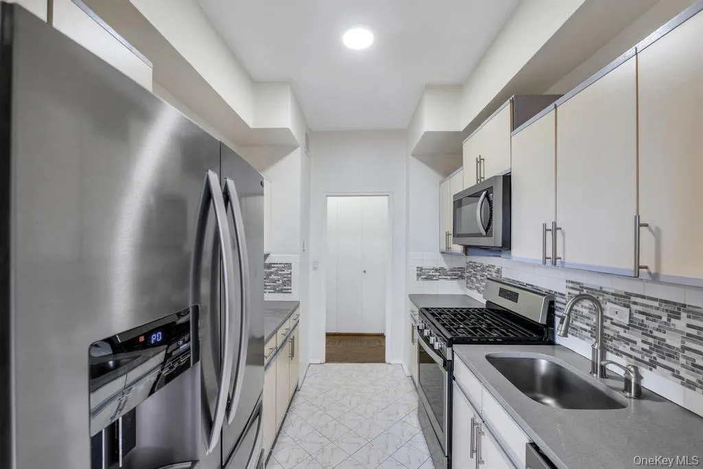 615 Palmer Road, Yonkers, NY, 1 Bedroom Bedrooms, 3 Rooms Rooms,1 BathroomBathrooms,Residential,For Rent,Palmer,0,1011122 615 Palmer Road, Yonkers, NY, 1 Bedroom Bedrooms, 3 Rooms Rooms,1 BathroomBathrooms,Residential,For Rent,Palmer,0,1011122