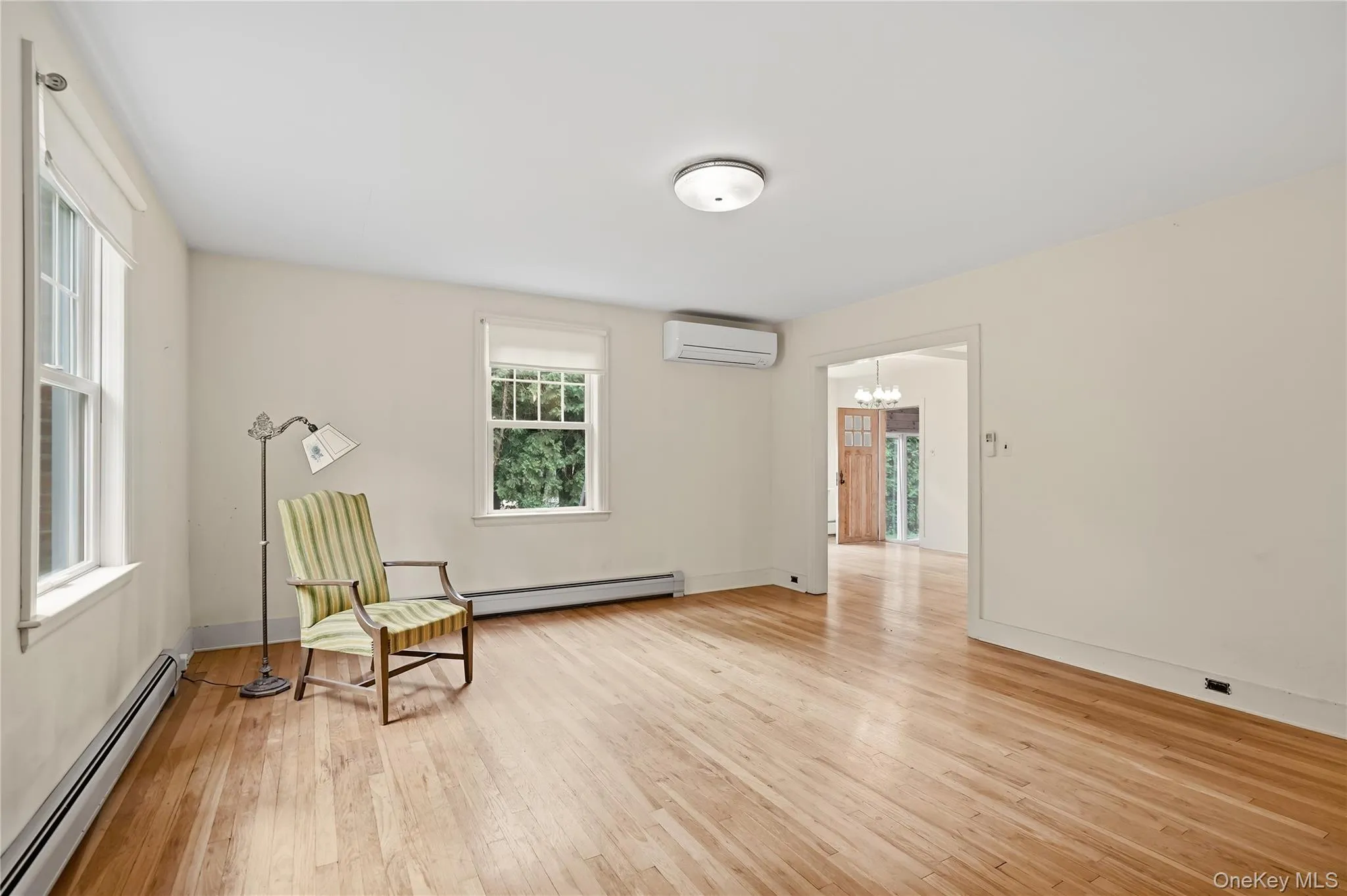 Beautiful hardwood floors, seamless to dining area Beautiful hardwood floors, seamless to dining area