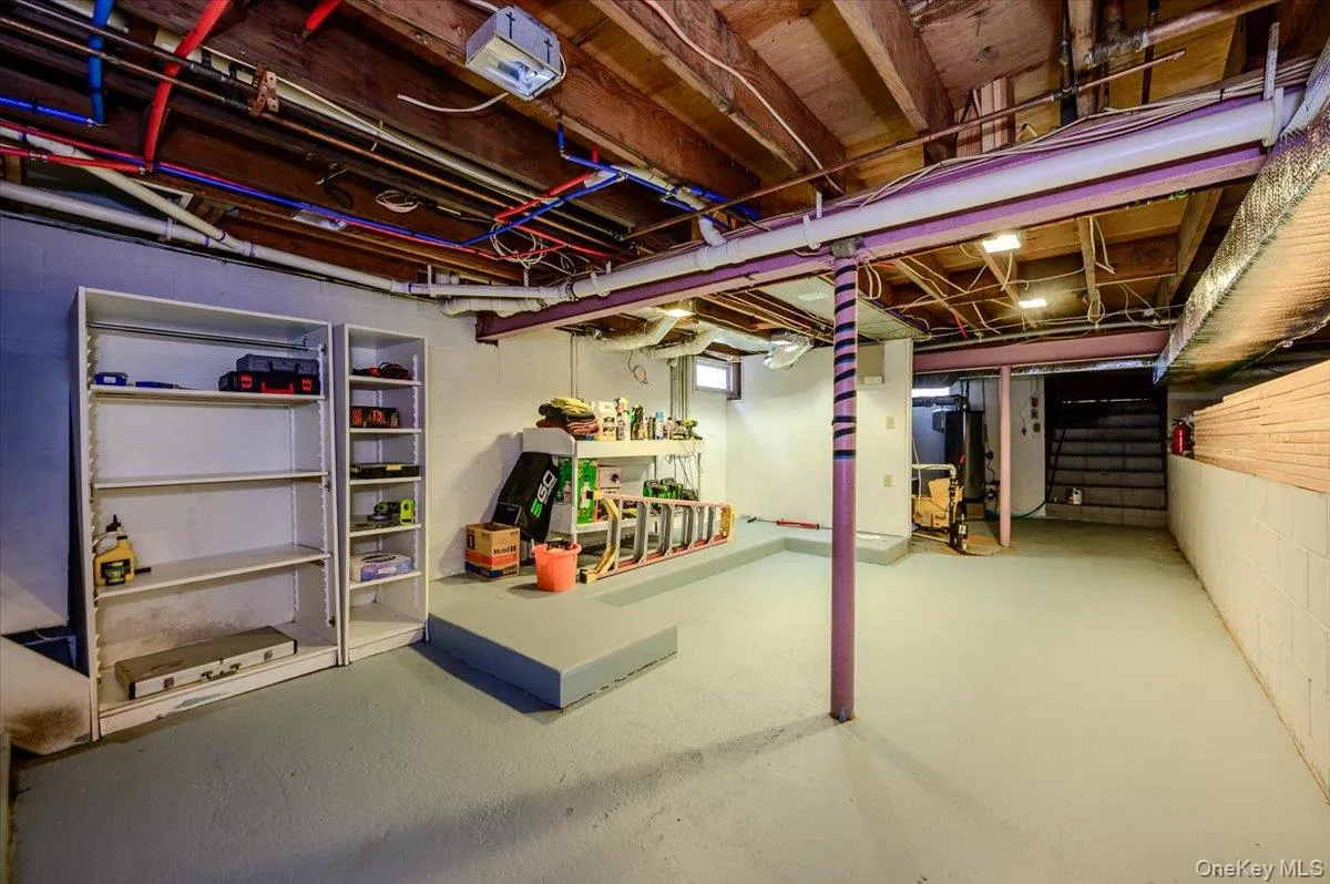 Basement w/ outside entrance Basement w/ outside entrance